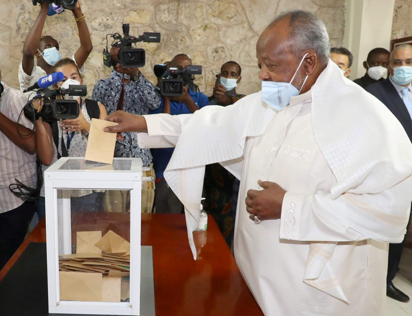 Djibouti's President Ismael Omar Guelleh casts his ballot during the presidential elections at the Ras-Dika district polling centre in Djibouti