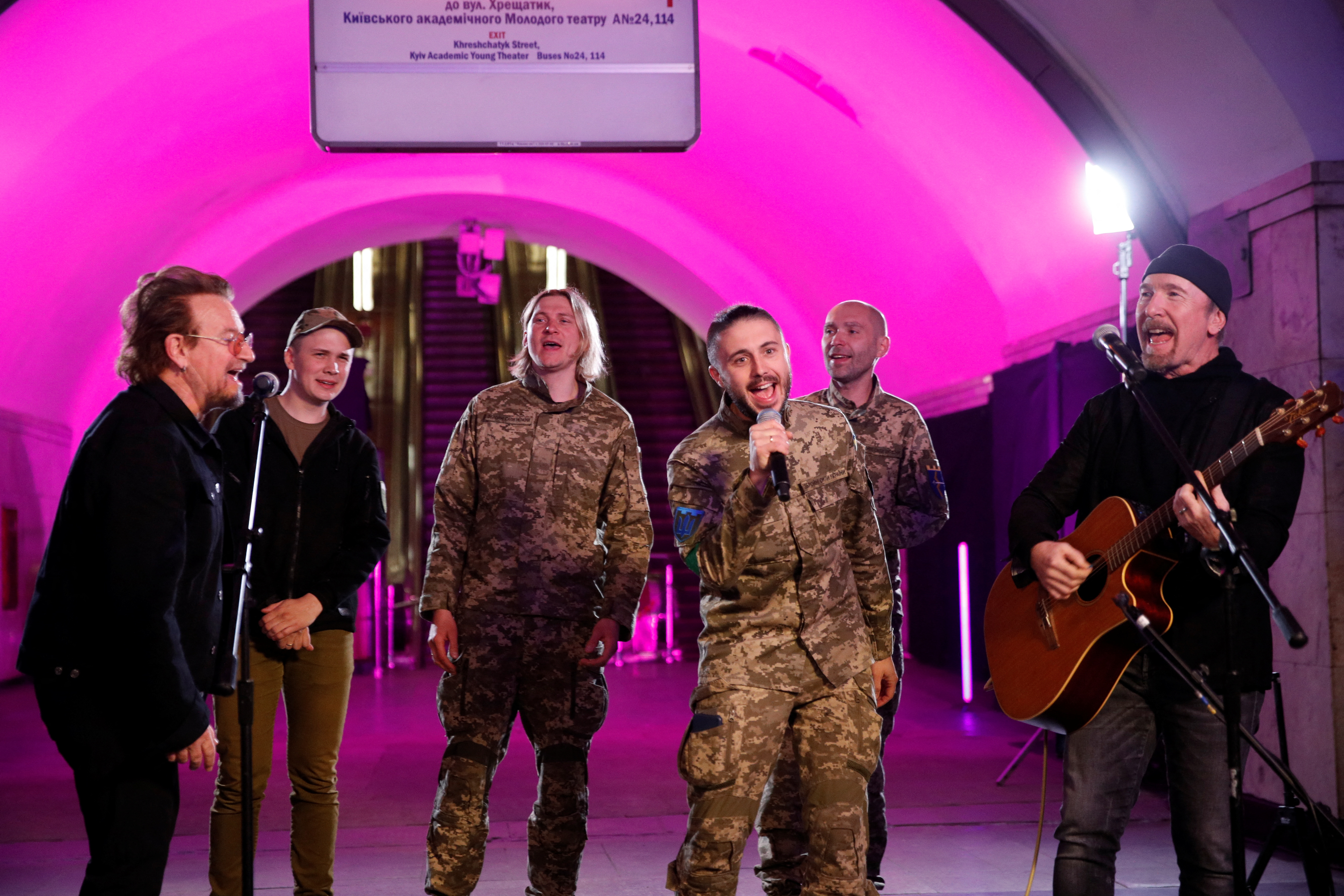 Demonio Terapia Interpretar U2's Bono gives 'freedom' concert in Kyiv metro | Reuters