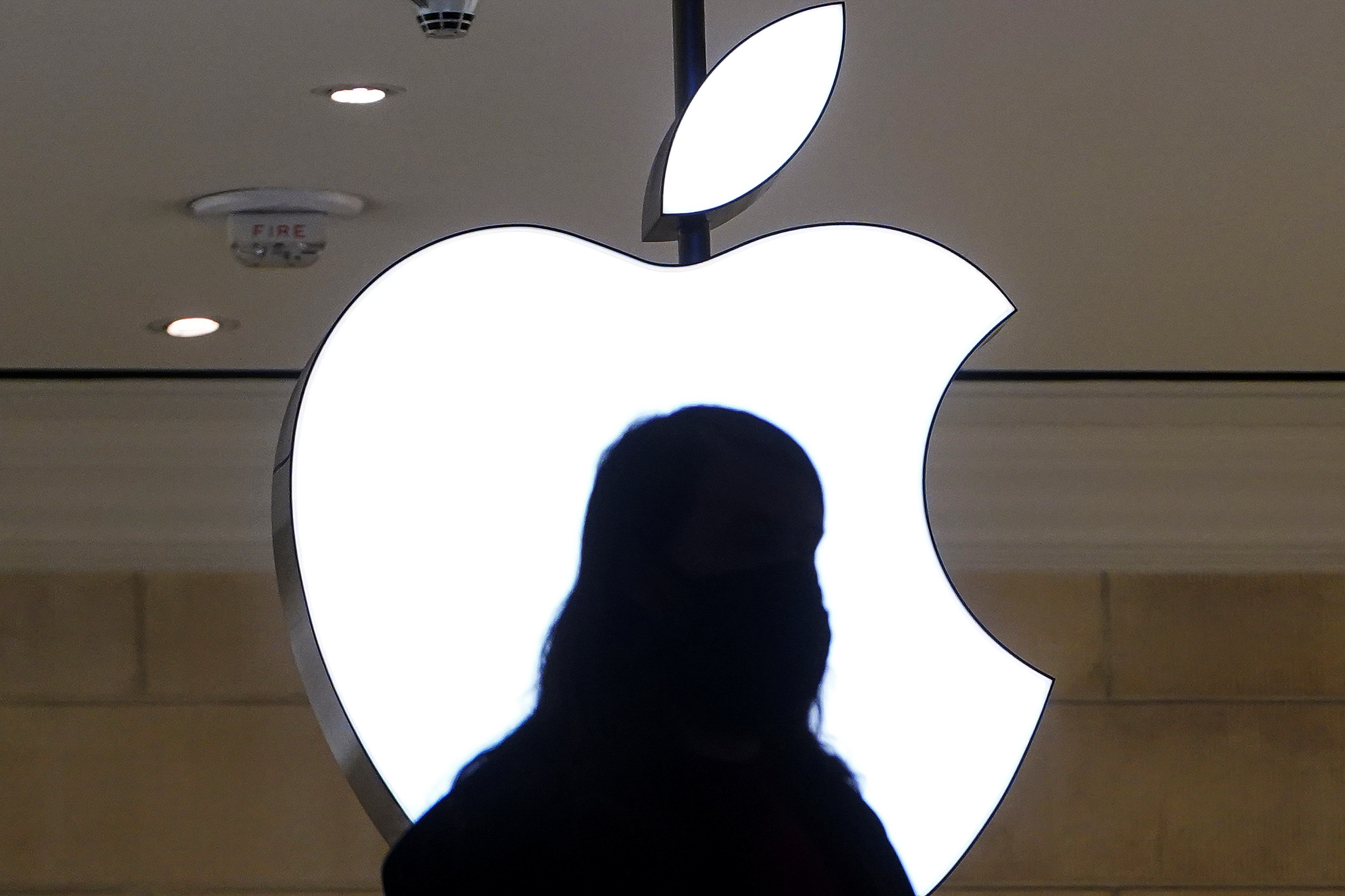 An Apple Store Votes to Unionize for the First Time