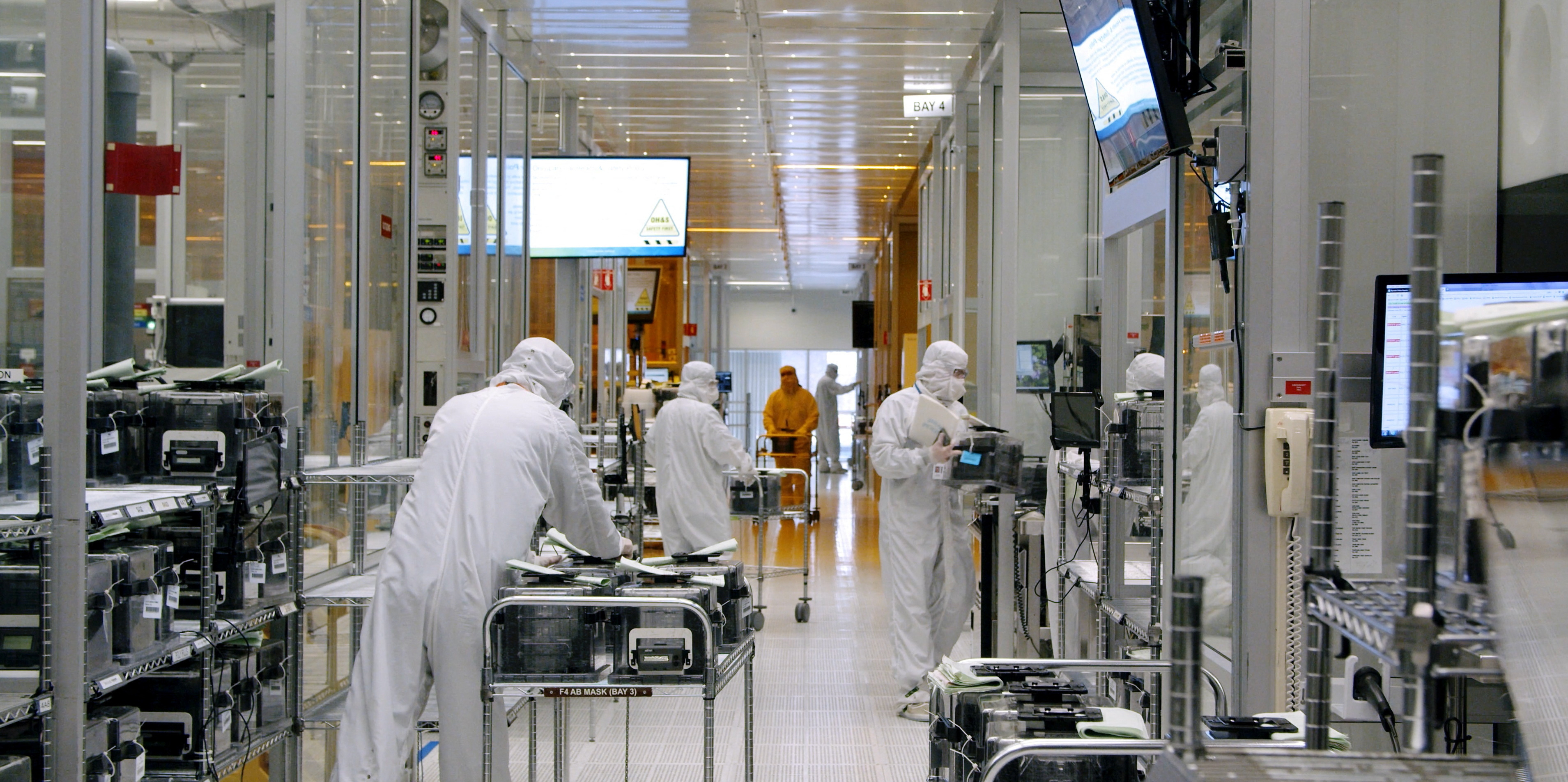 Sala limpa da SkyWater Technology Inc onde os chips de computador são feitos, em Bloomington