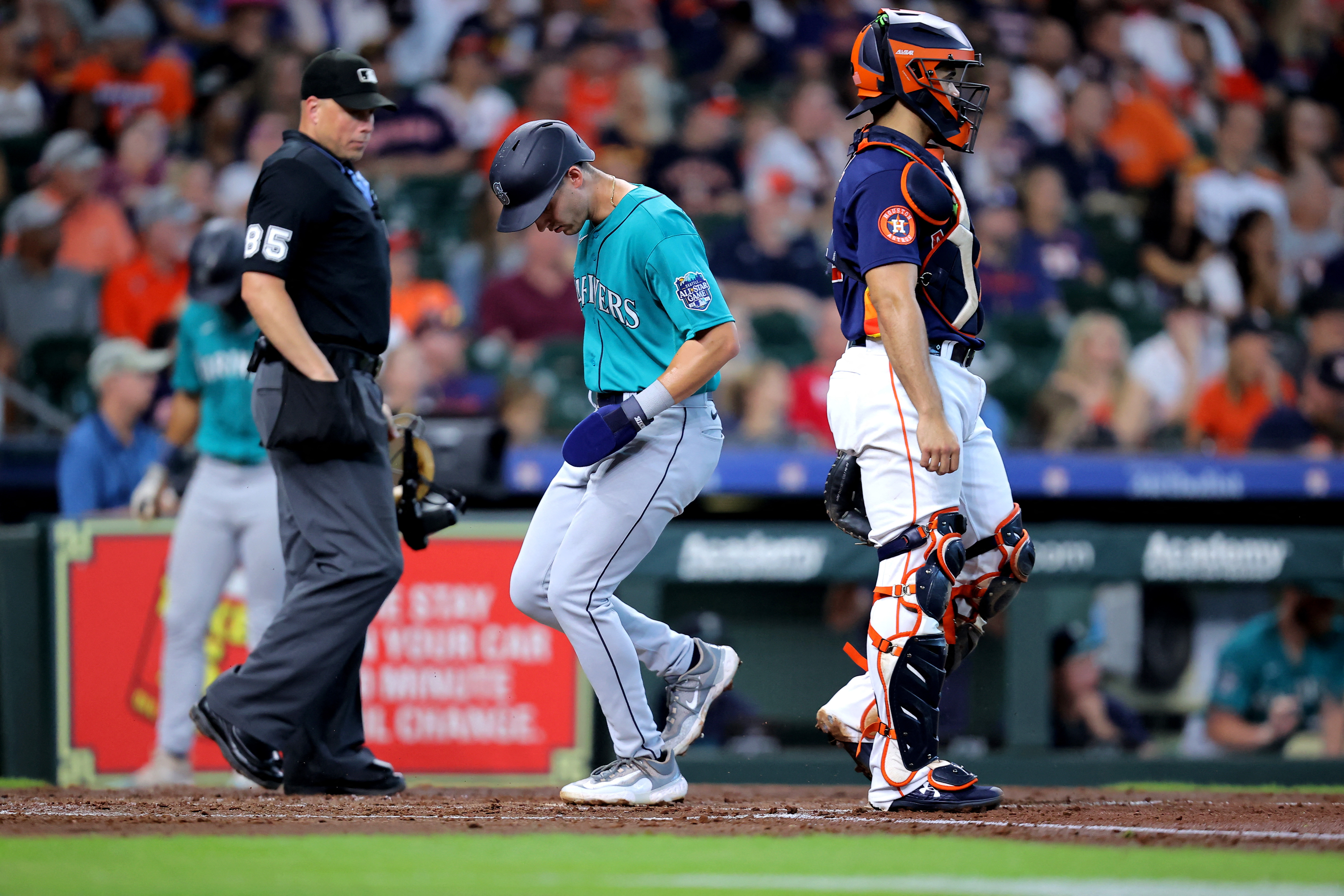 Mariners complete sweep of Astros to tighten wild-card race