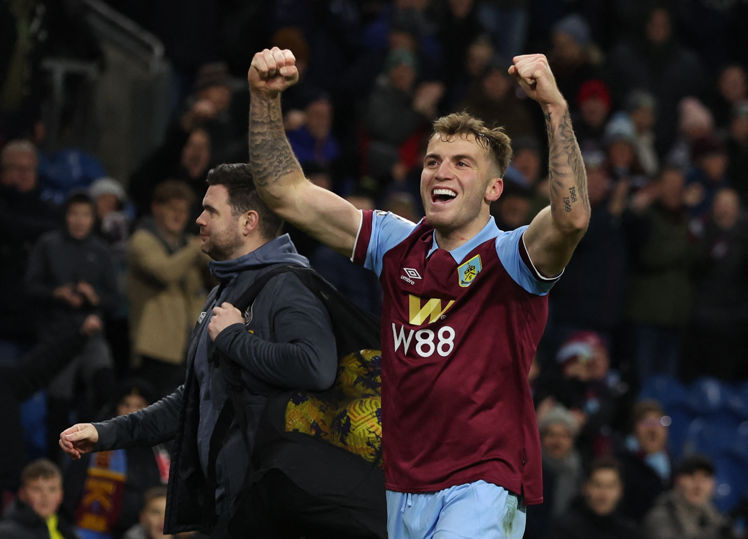 Burnley Thrash 10-man Sheffield United For First Home Win | Reuters