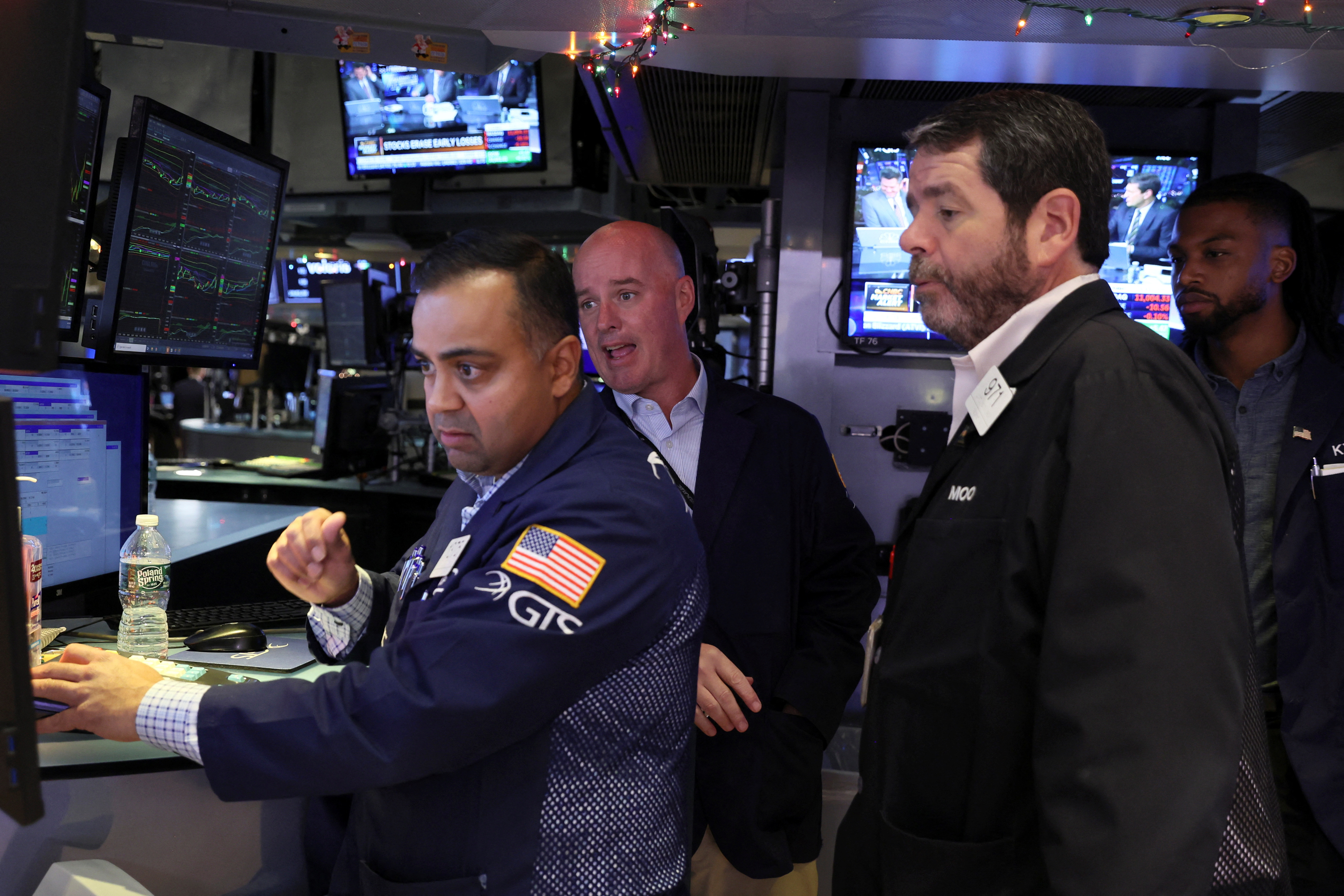 Händler arbeiten auf dem Parkett der New York Stock Exchange in New York