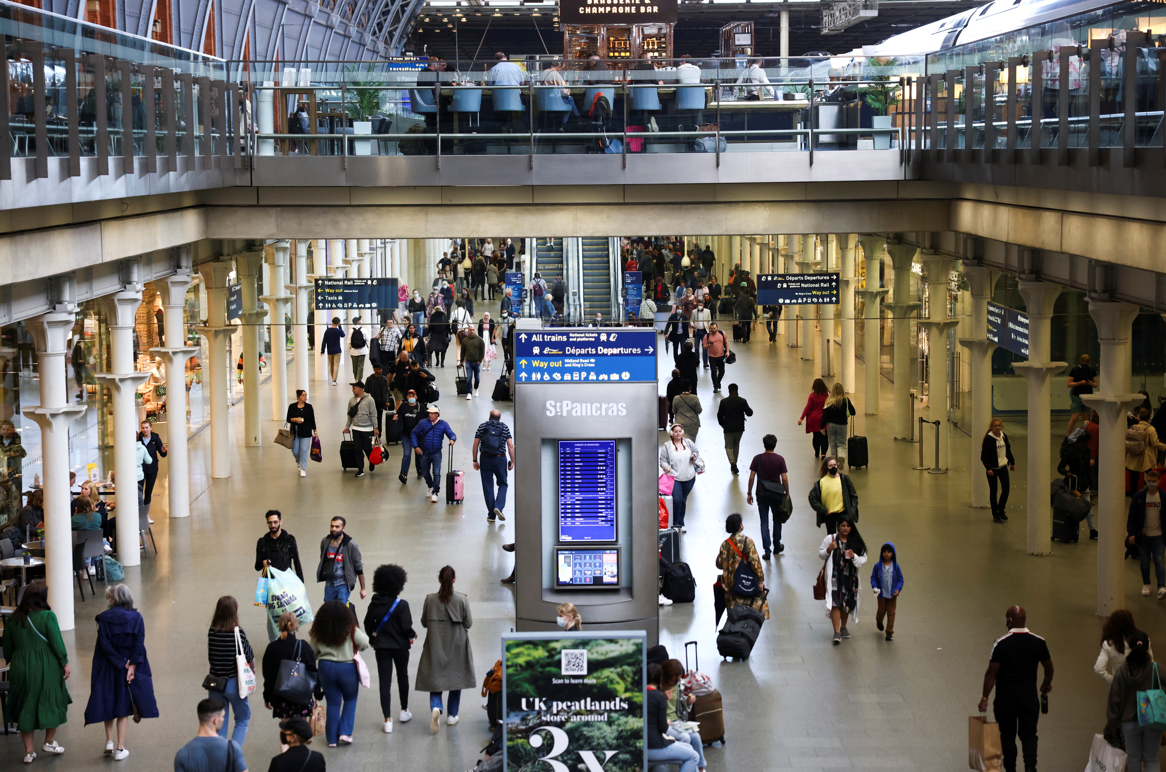 People walk through St Pancras International Station, amid the coronavirus disease pandemic (COVID-19), in London, Britain July 30, 2021. REUTERS / Henry Nicholls