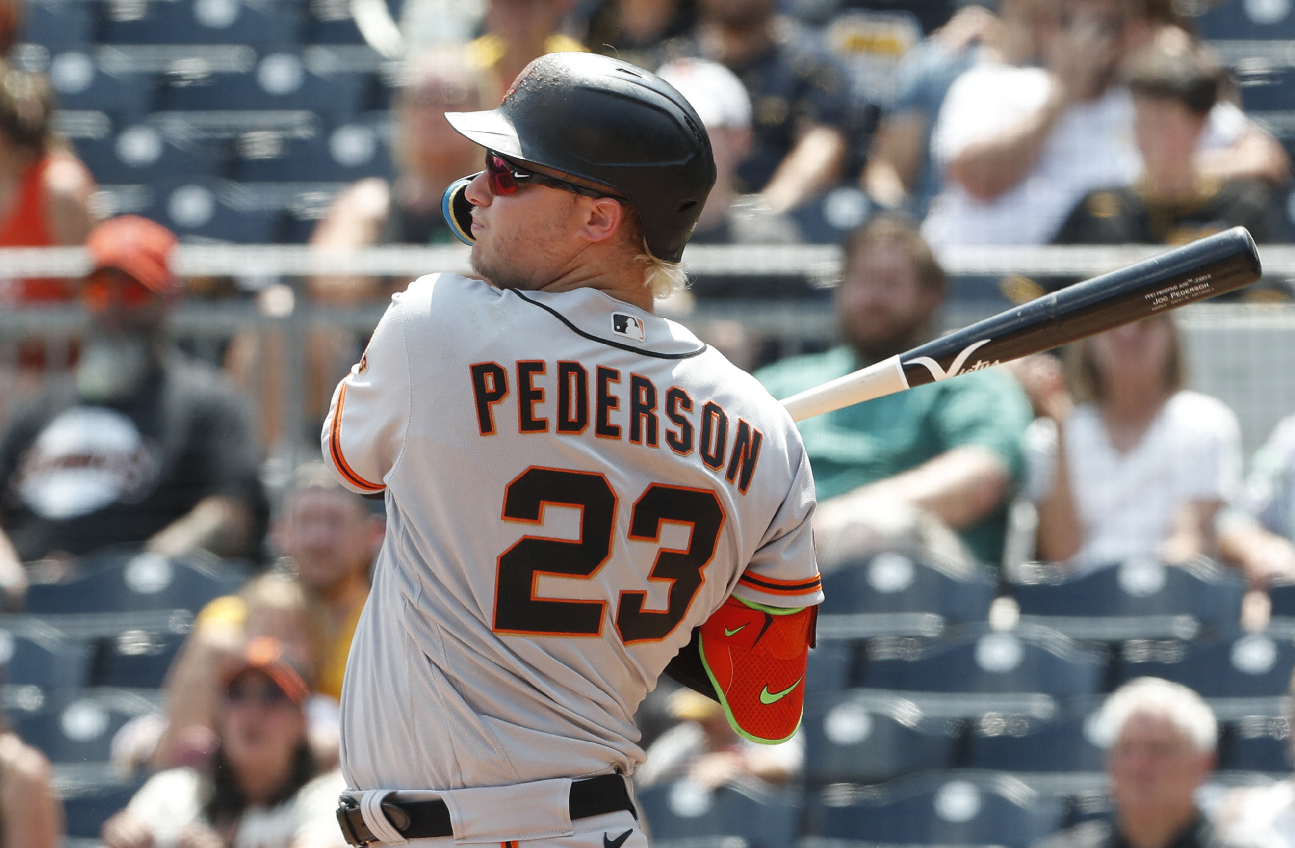 Giants score 5 runs in 10th for series sweep as Pirates continue