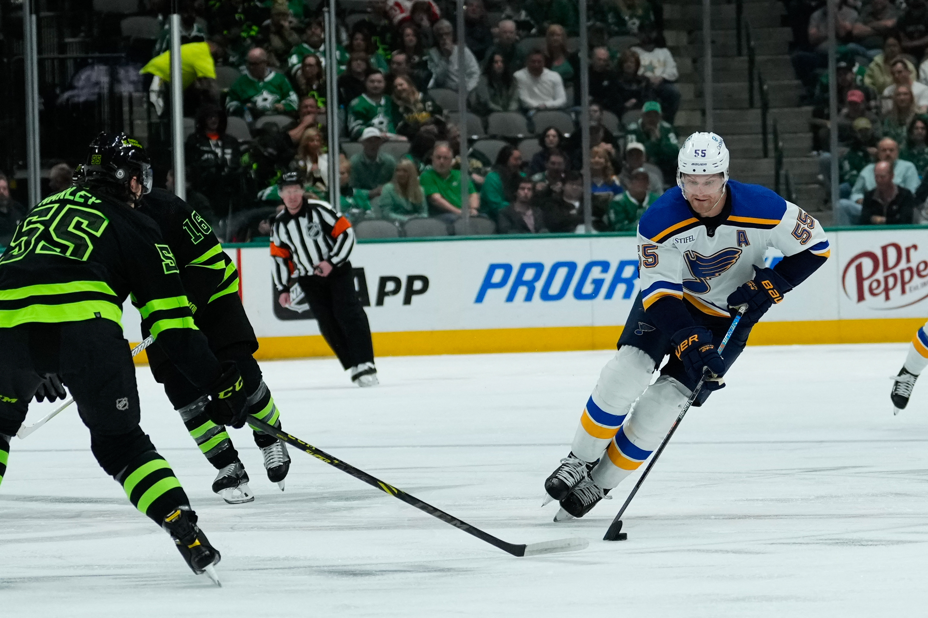 Stars blank Blues, remain atop Central Division