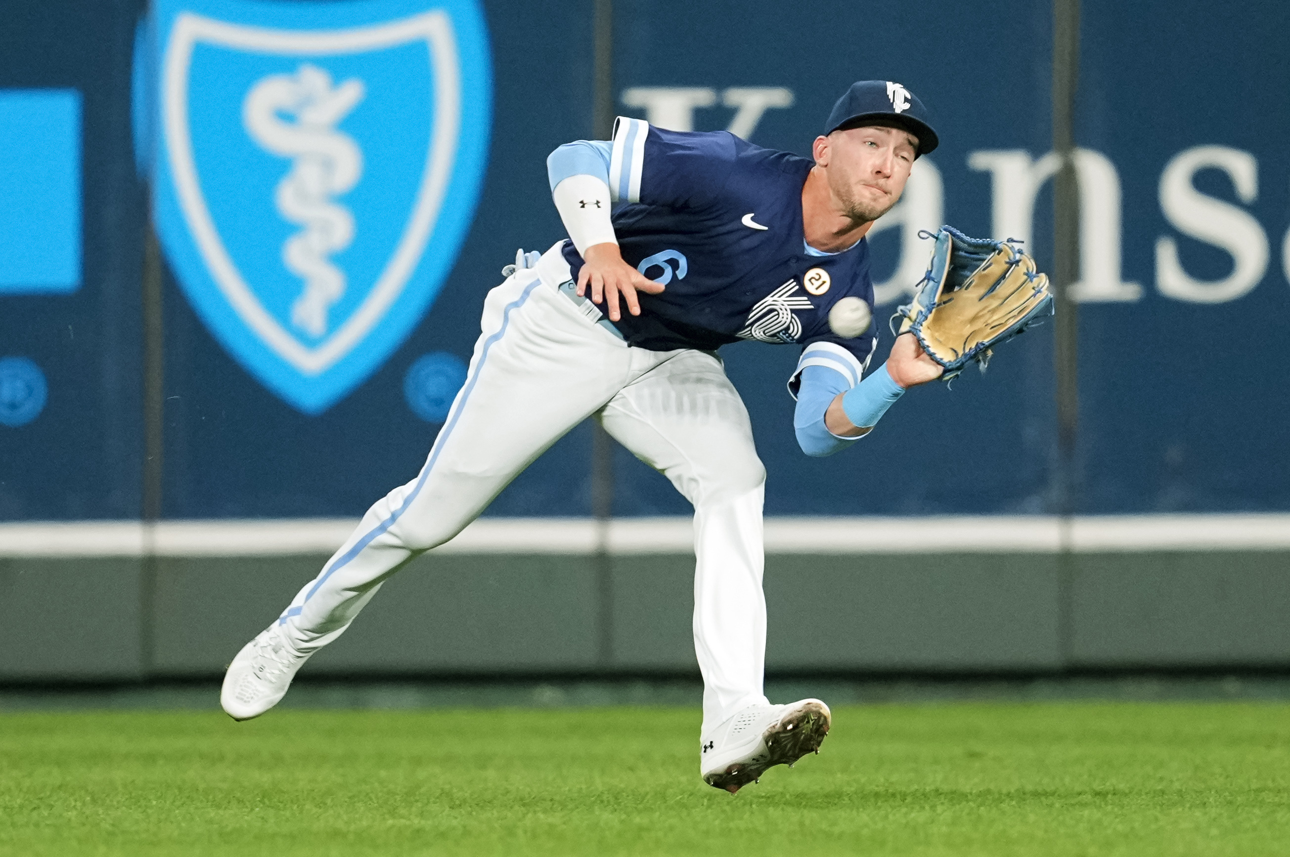 Díaz hit in 10th propels Astros to 6-3 win over Royals