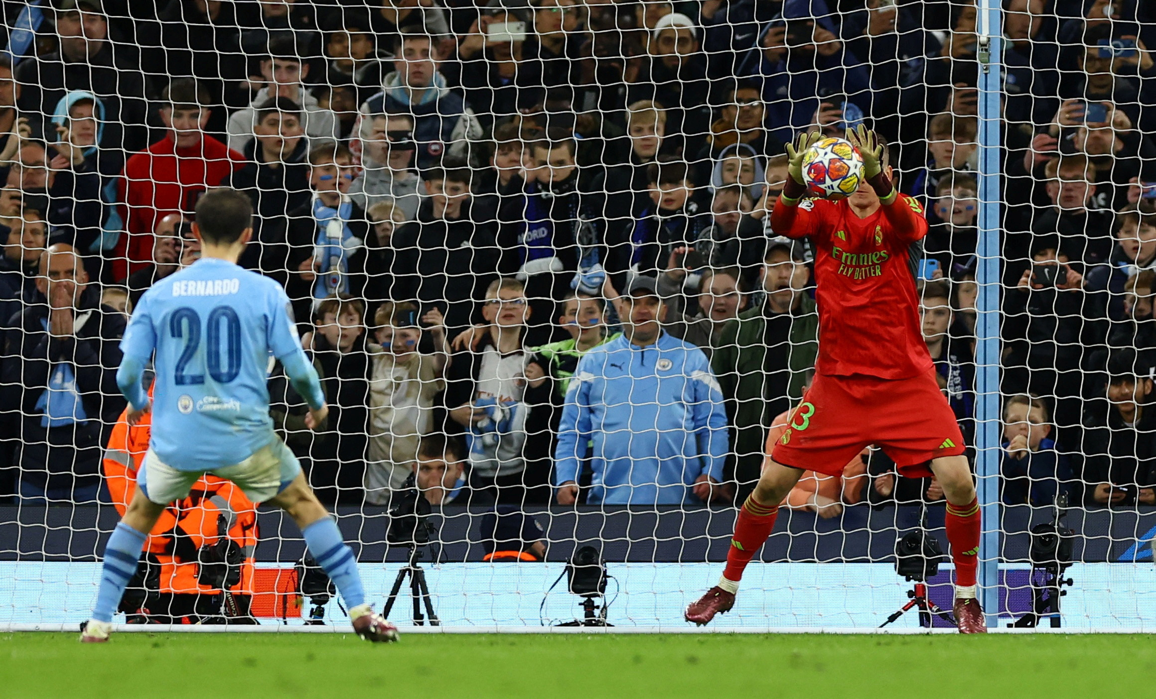  Soccer Football - Champions League - Quarter Final - Second Leg - Manchester City v Real Madrid - Etihad Stadium, Manchester, Britain - April 17, 2024 Real Madrid's Andriy Lunin saves a penalty taken by Manchester City's Bernardo Silva during the penalty shootout REUTERS/Molly Darlington TPX IMAGES OF THE DAY