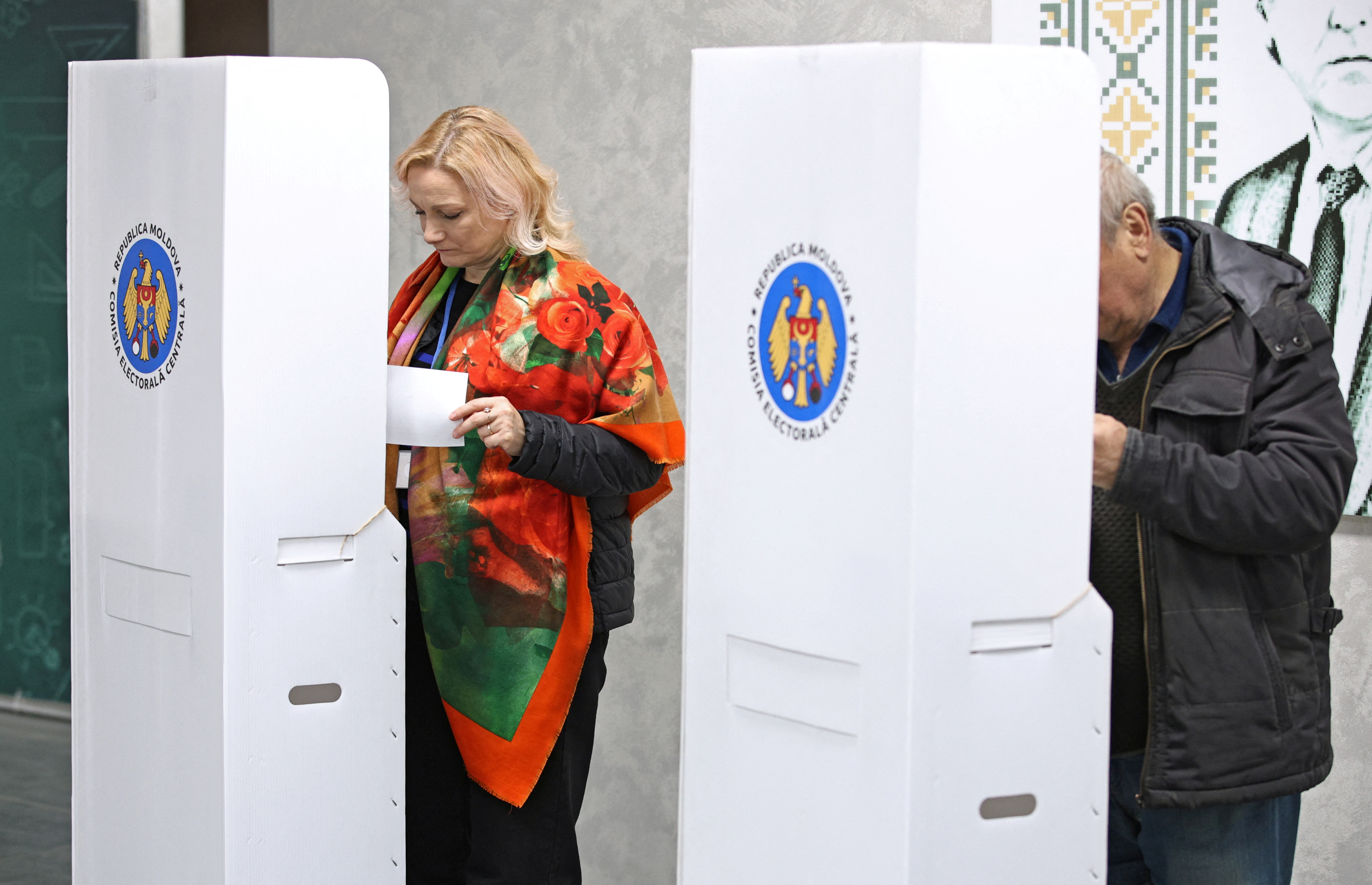 Moldova holds second round of presidential election