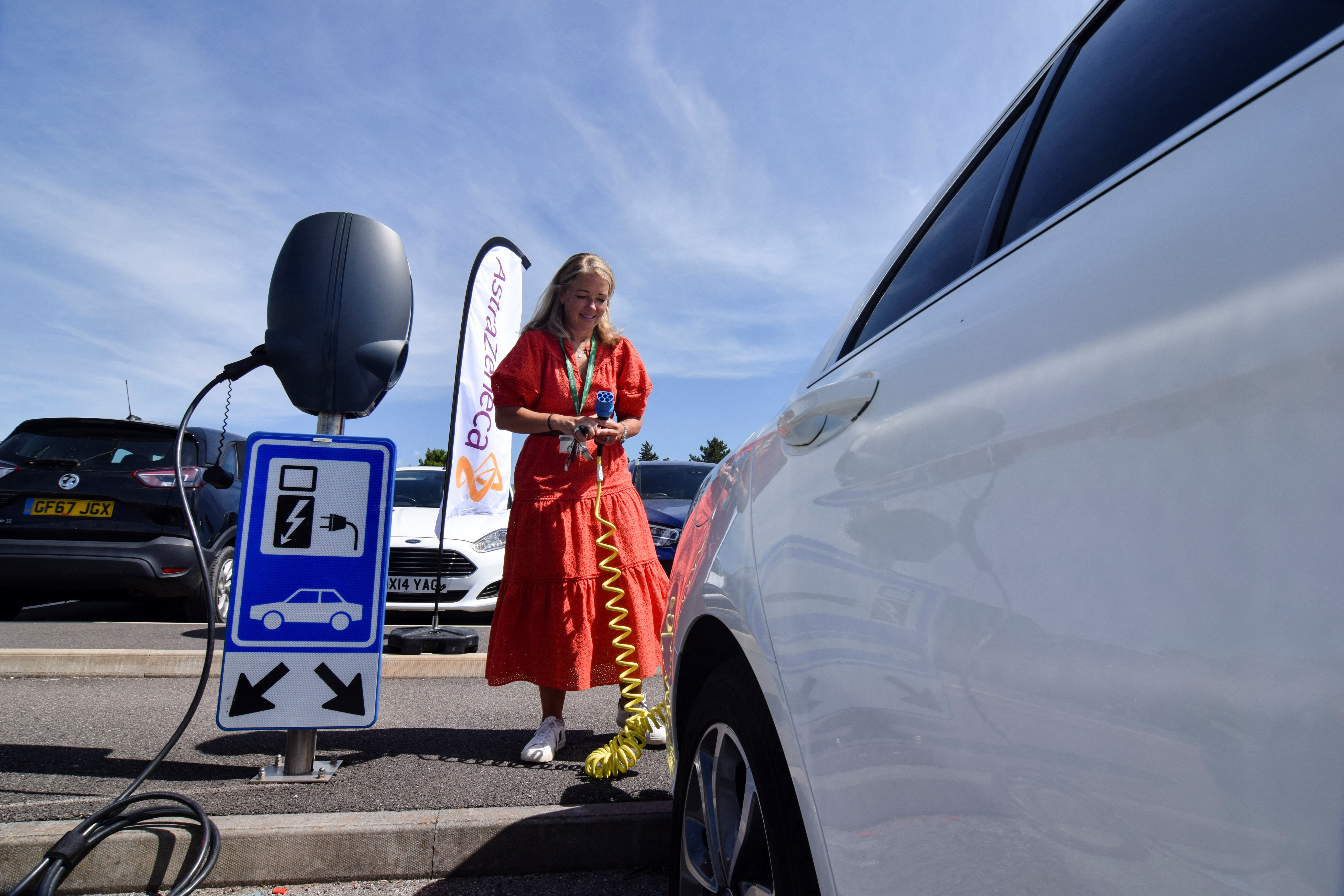 Chasing green goals, corporations steer car fleet managers toward EVs