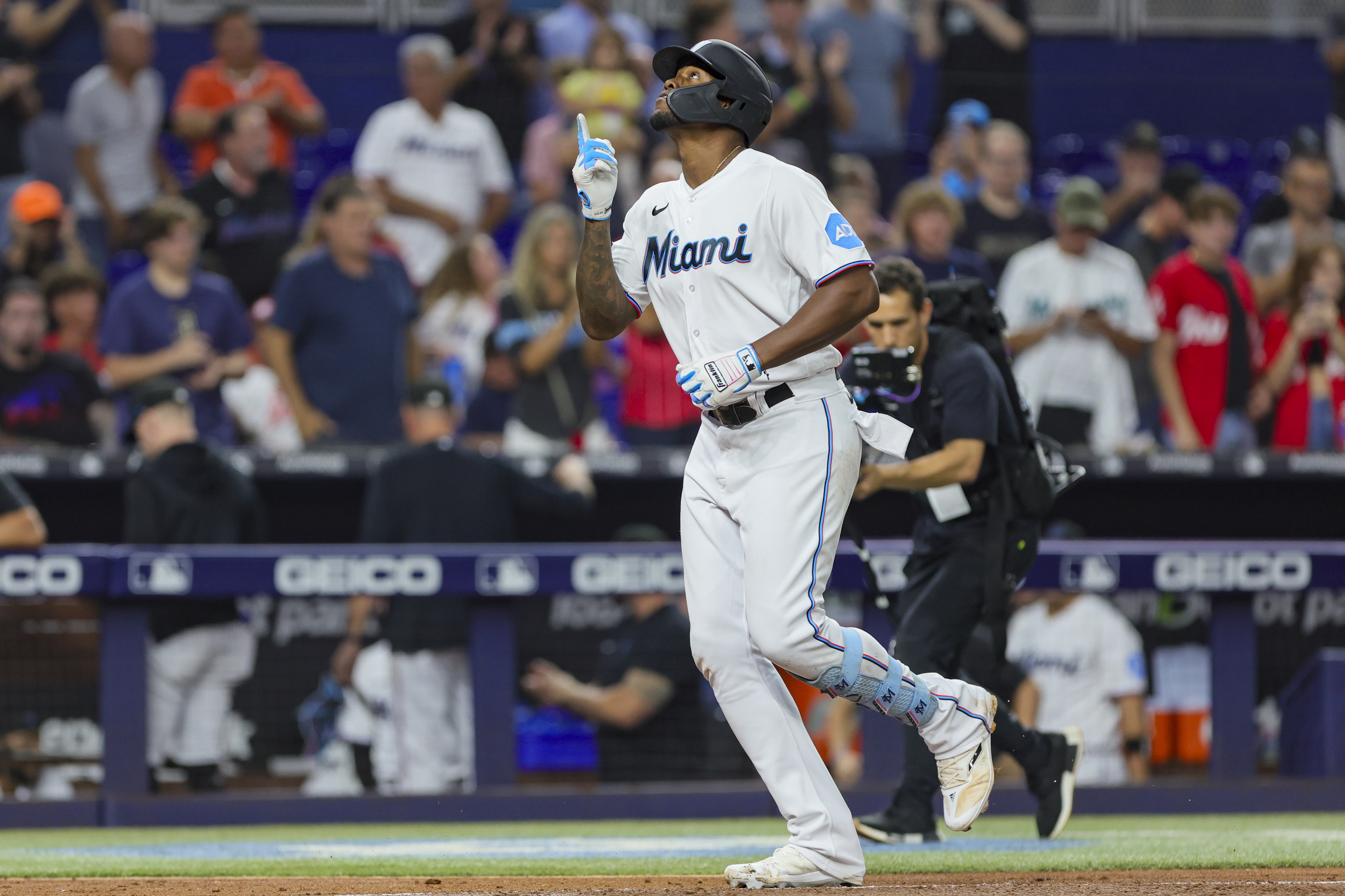 Jose Altuve (knee) exits, but Astros edge Marlins