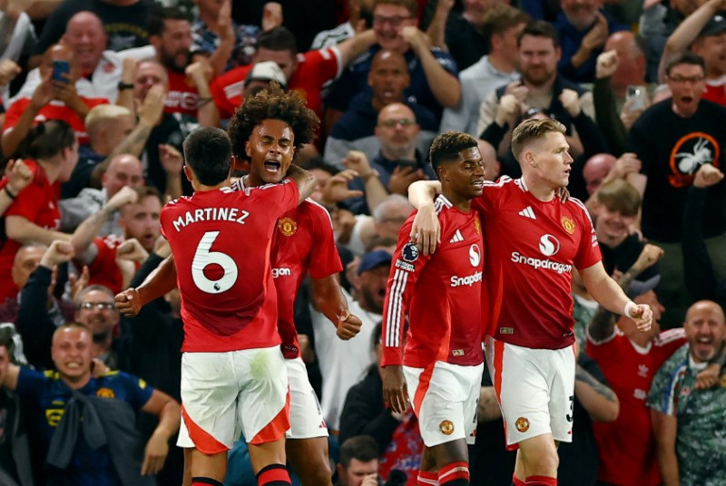 Zirkzee's Late Debut Goal Gives Man United Win Over Fulham | Reuters