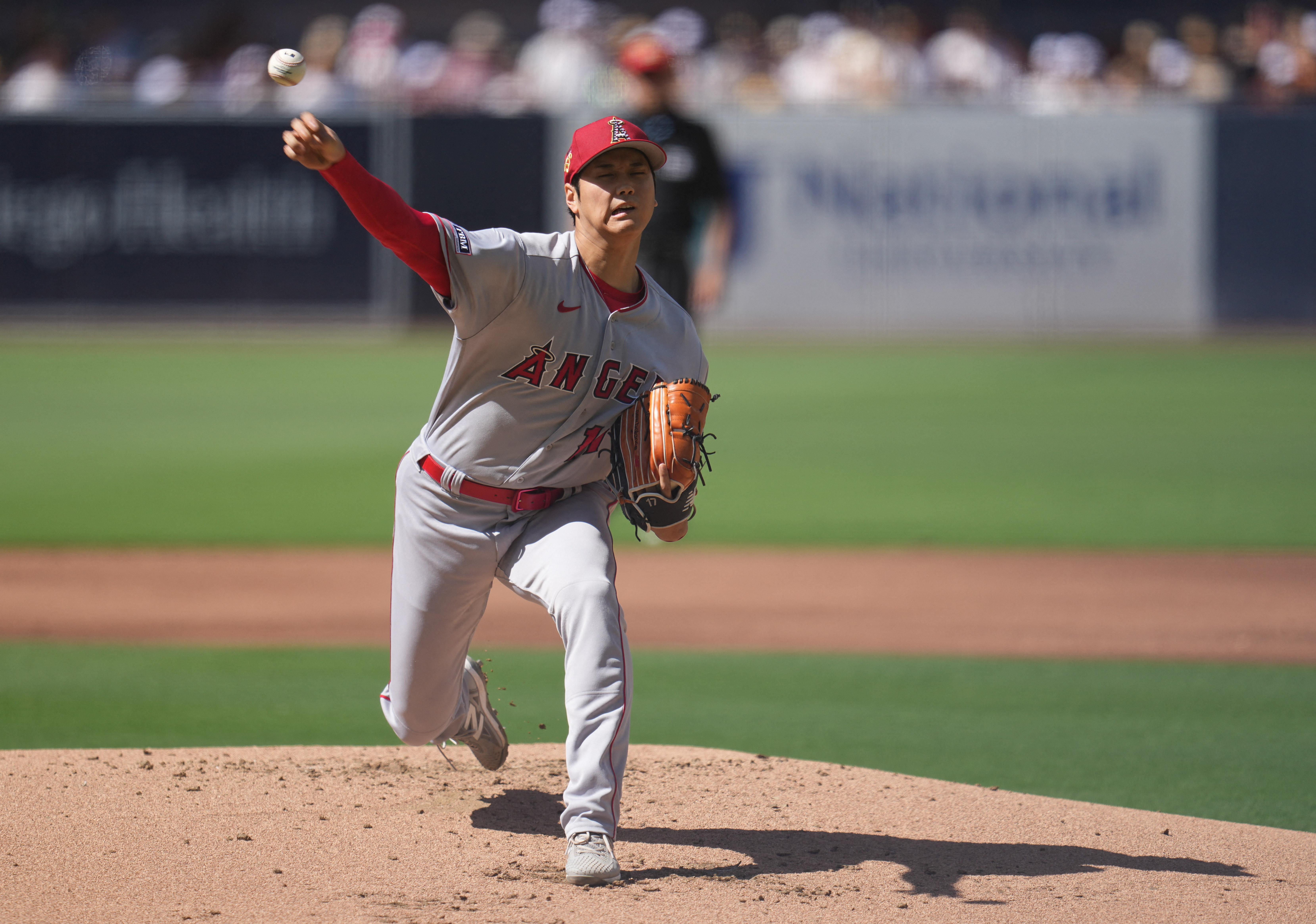 Padres hold off banged-up Angels