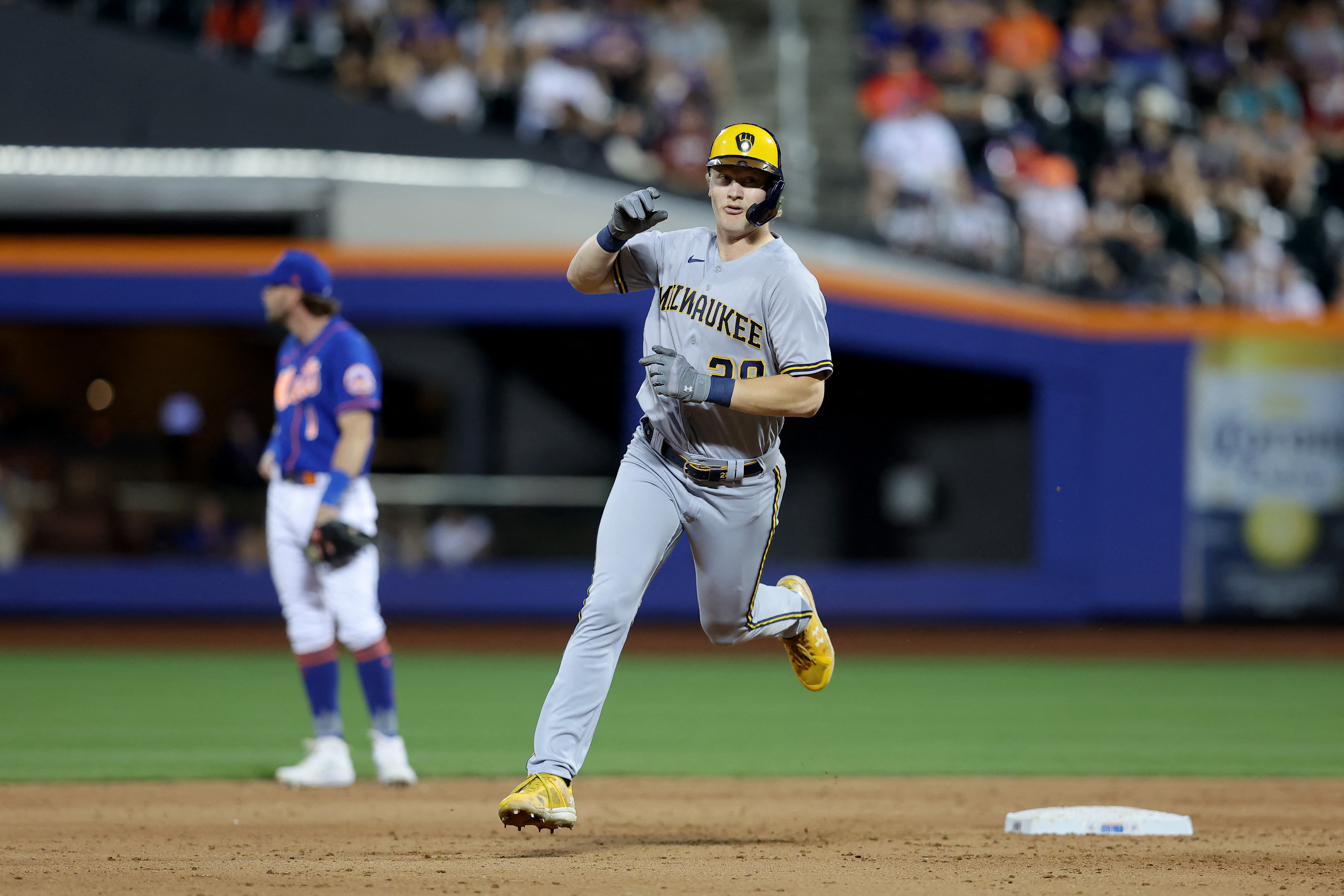 Mike Moustakas delivers walk-off hit for Milwaukee Brewers to take