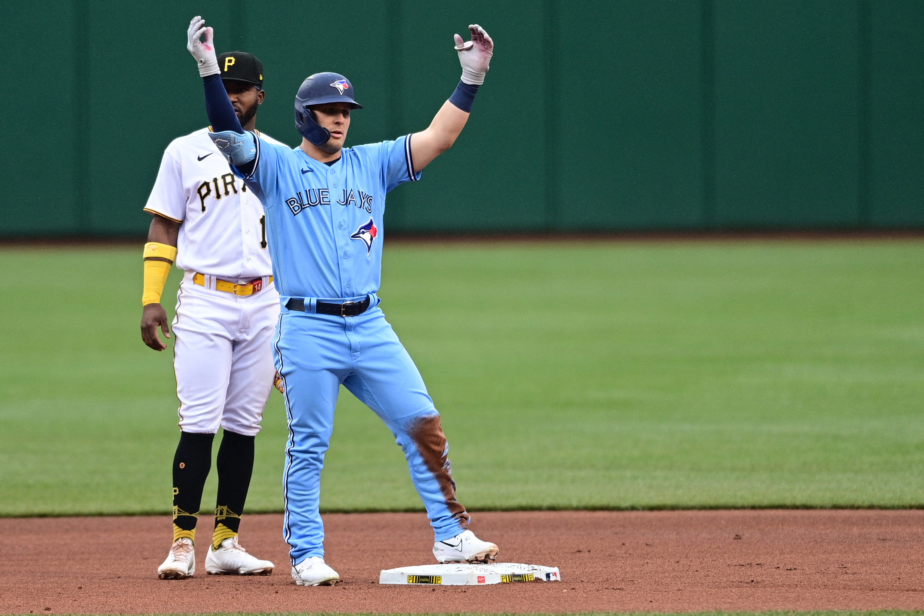 Blue Jays rout stumbling Pirates to complete sweep