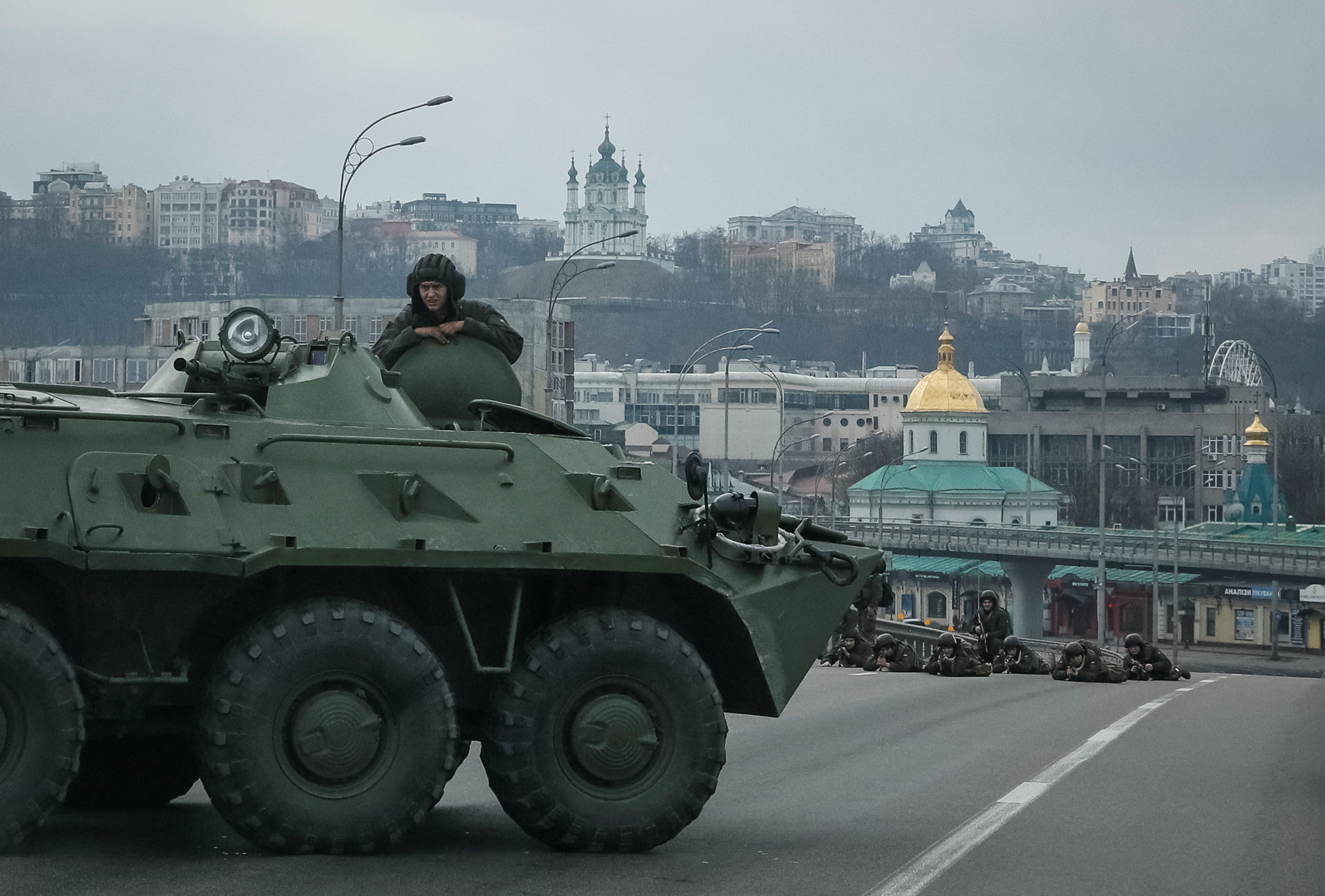 Servicemen of the Ukrainian National Guard take positions in central Kyiv