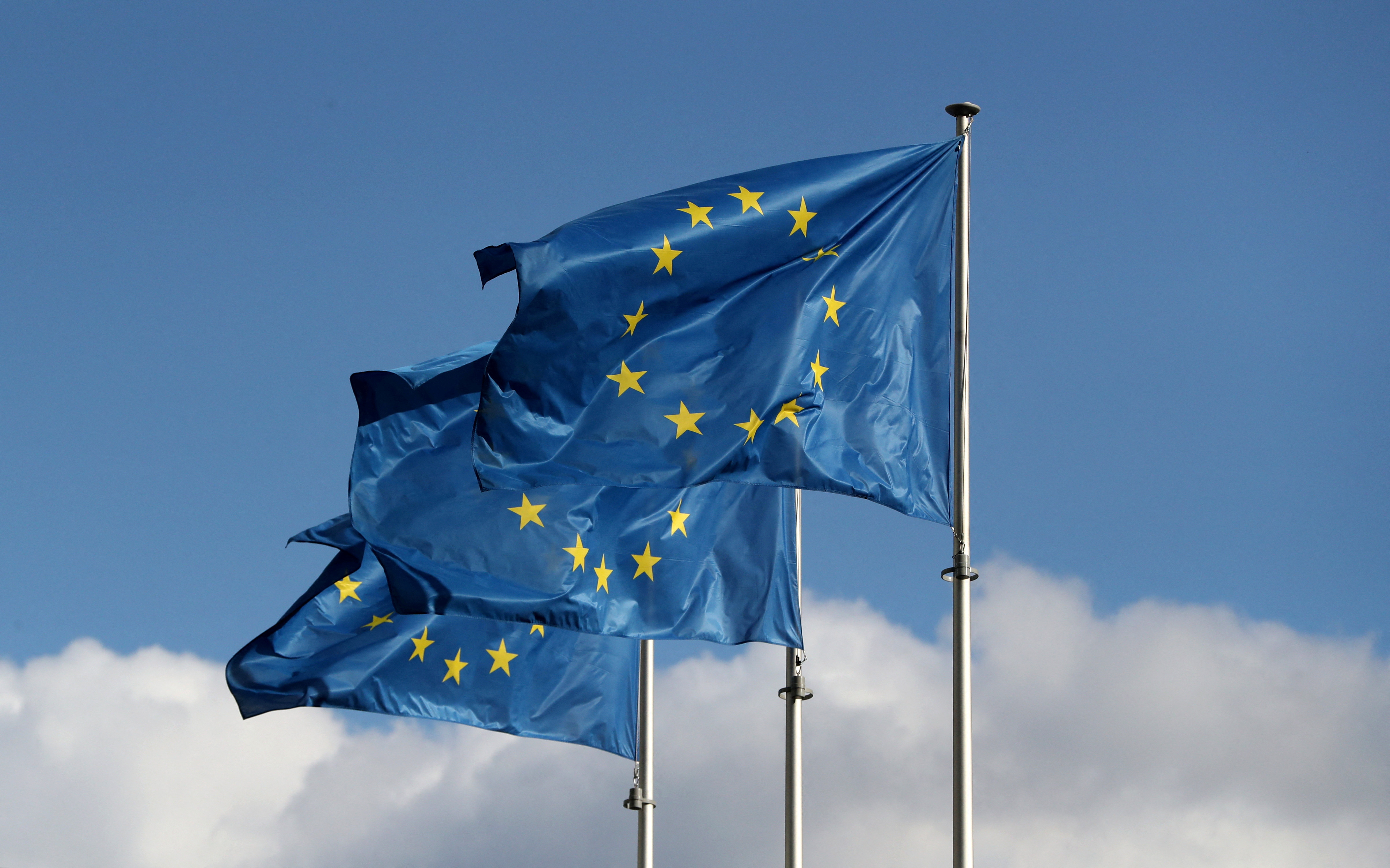 Banderas de la Unión Europea ondean frente a la sede de la Comisión Europea en Bruselas