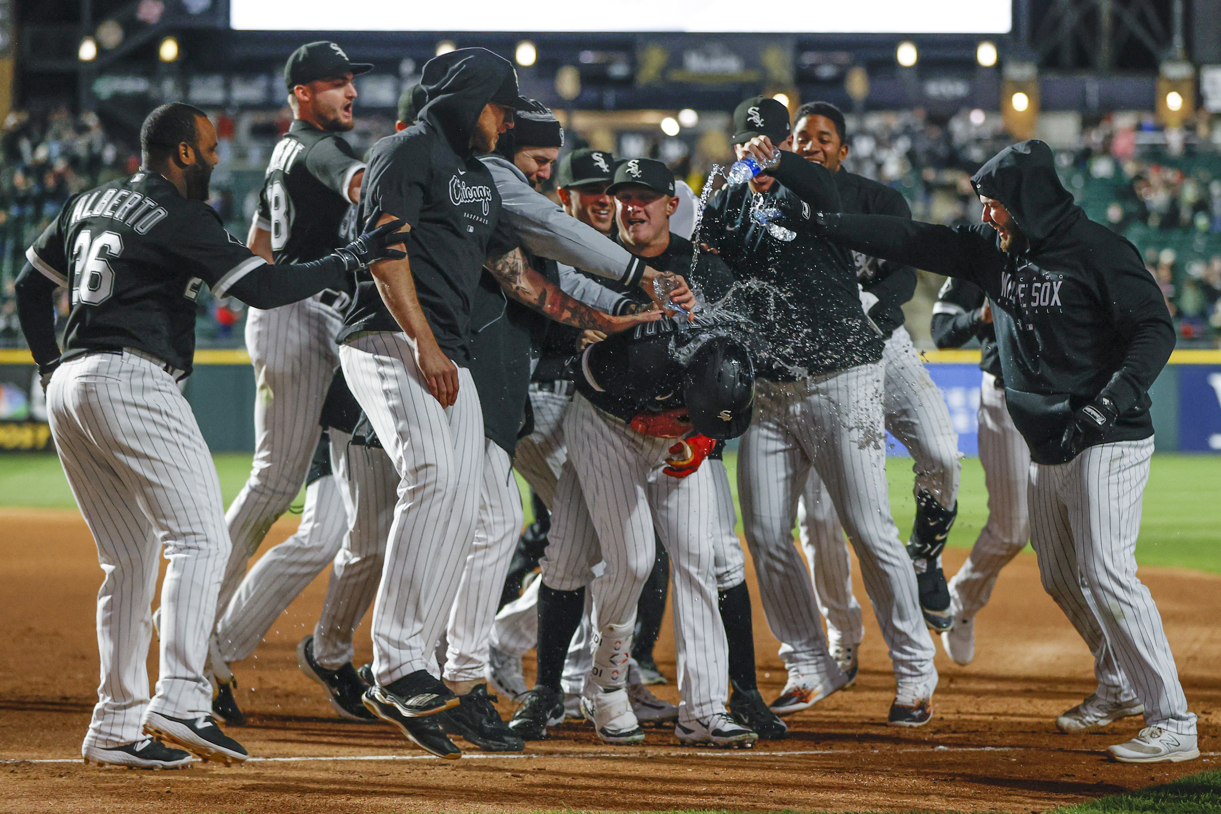 Andrew Benintendi, White Sox edge Twins in 10th