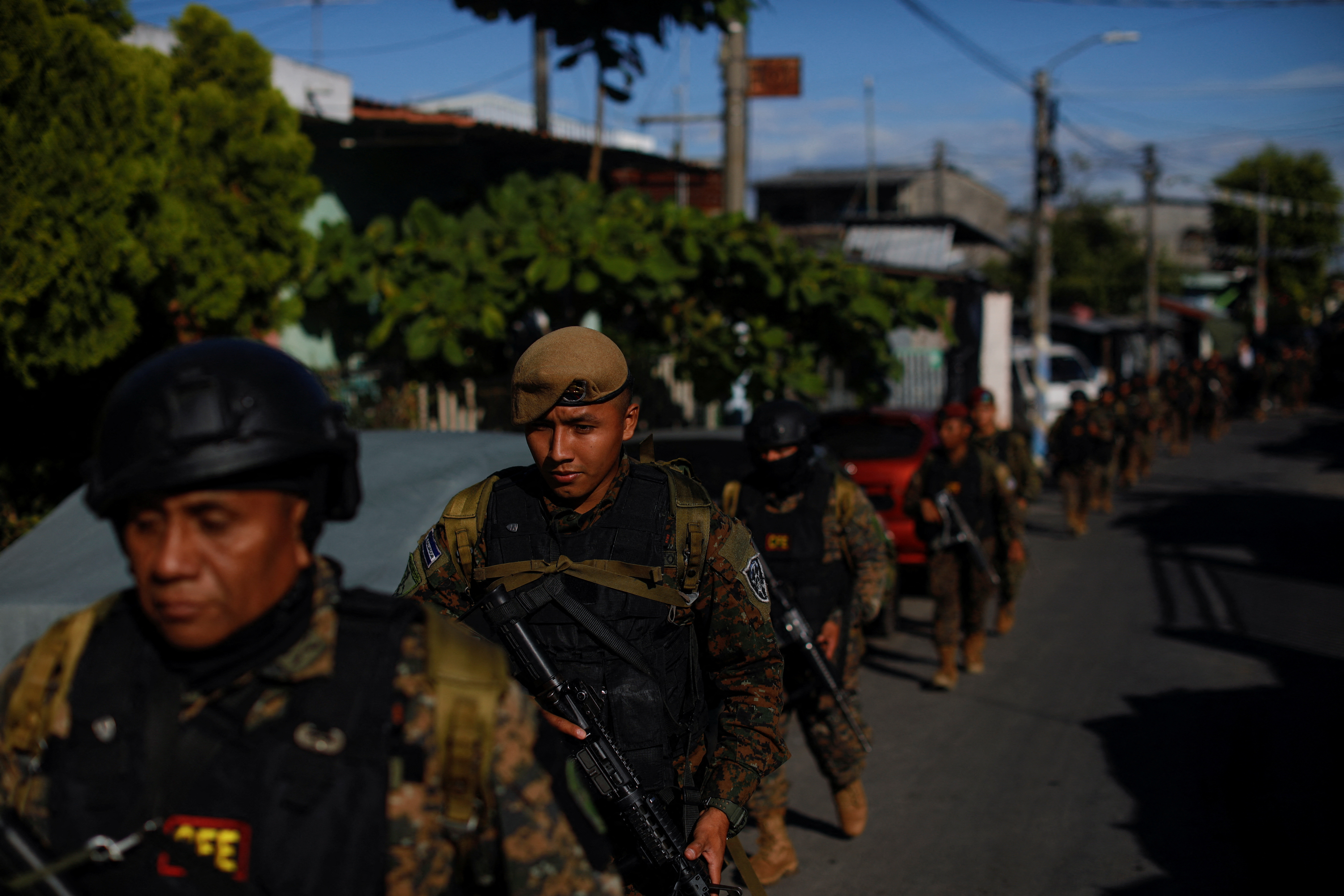 Governo destaca 10.000 soldados em violento subúrbio da capital dominado por gangues, em San Salvador