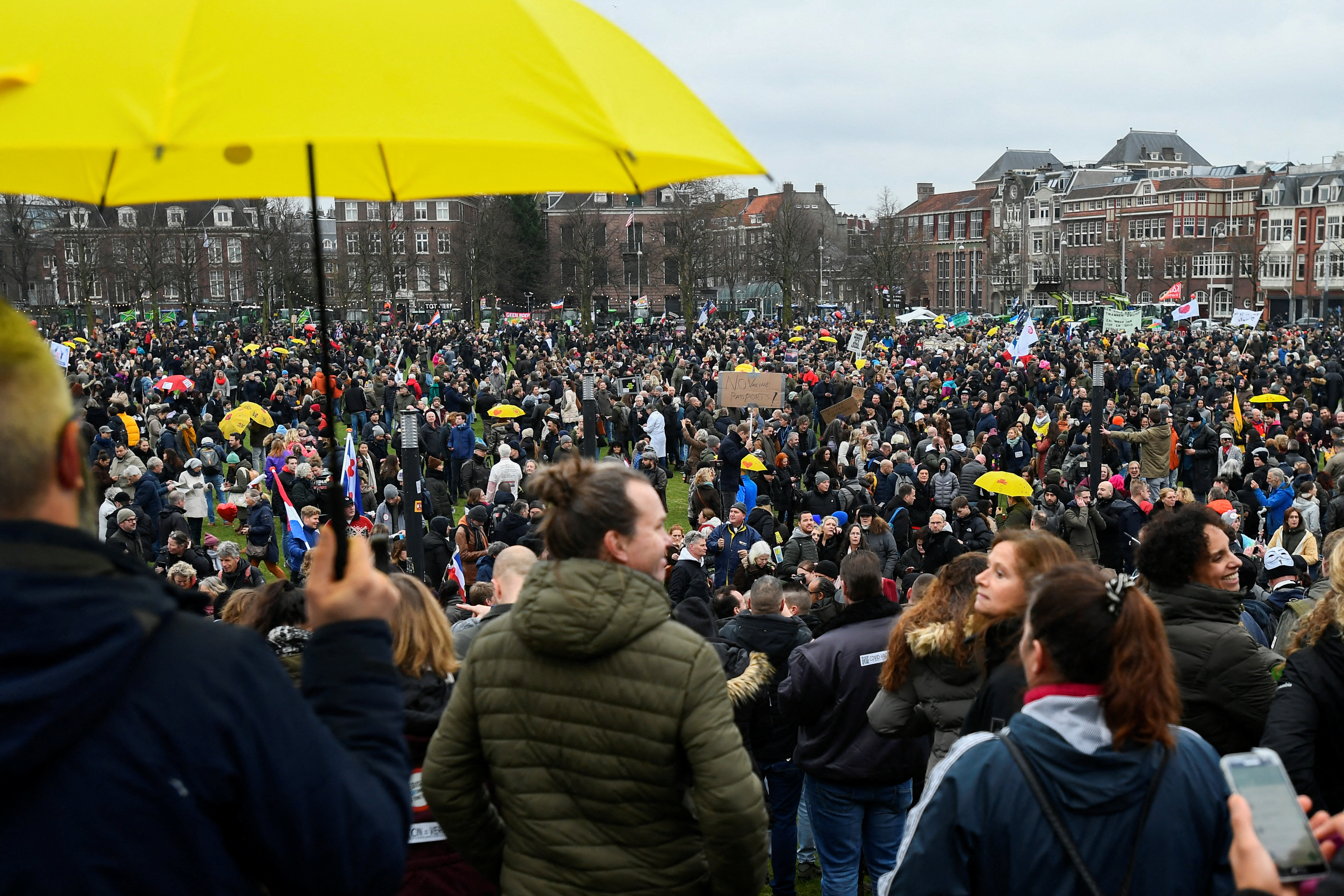 Los manifestantes participan en una protesta contra las restricciones impuestas por el gobierno holandés para contener la propagación de la enfermedad coronavirus (COVID-19), en Ámsterdam, Países Bajos, el 16 de enero de 2022. REUTERS/Piroschka van de Wouw