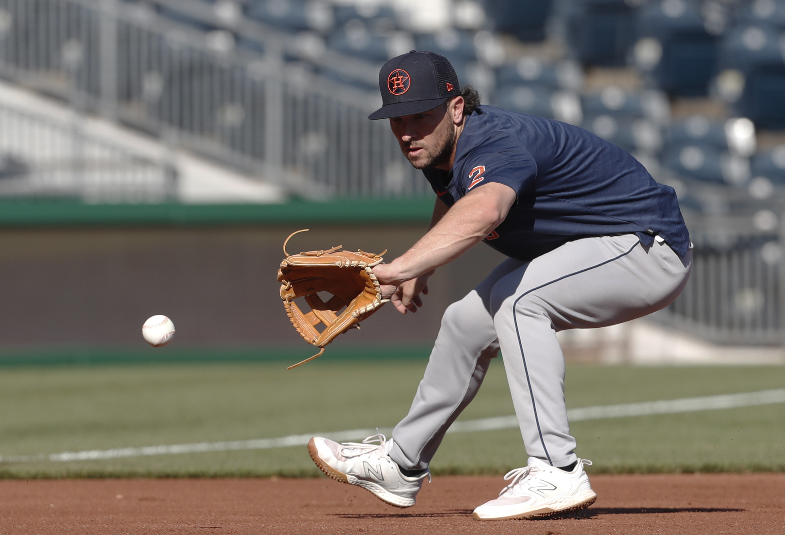 Astros pound out 13 hits, hammer Pirates 8-2