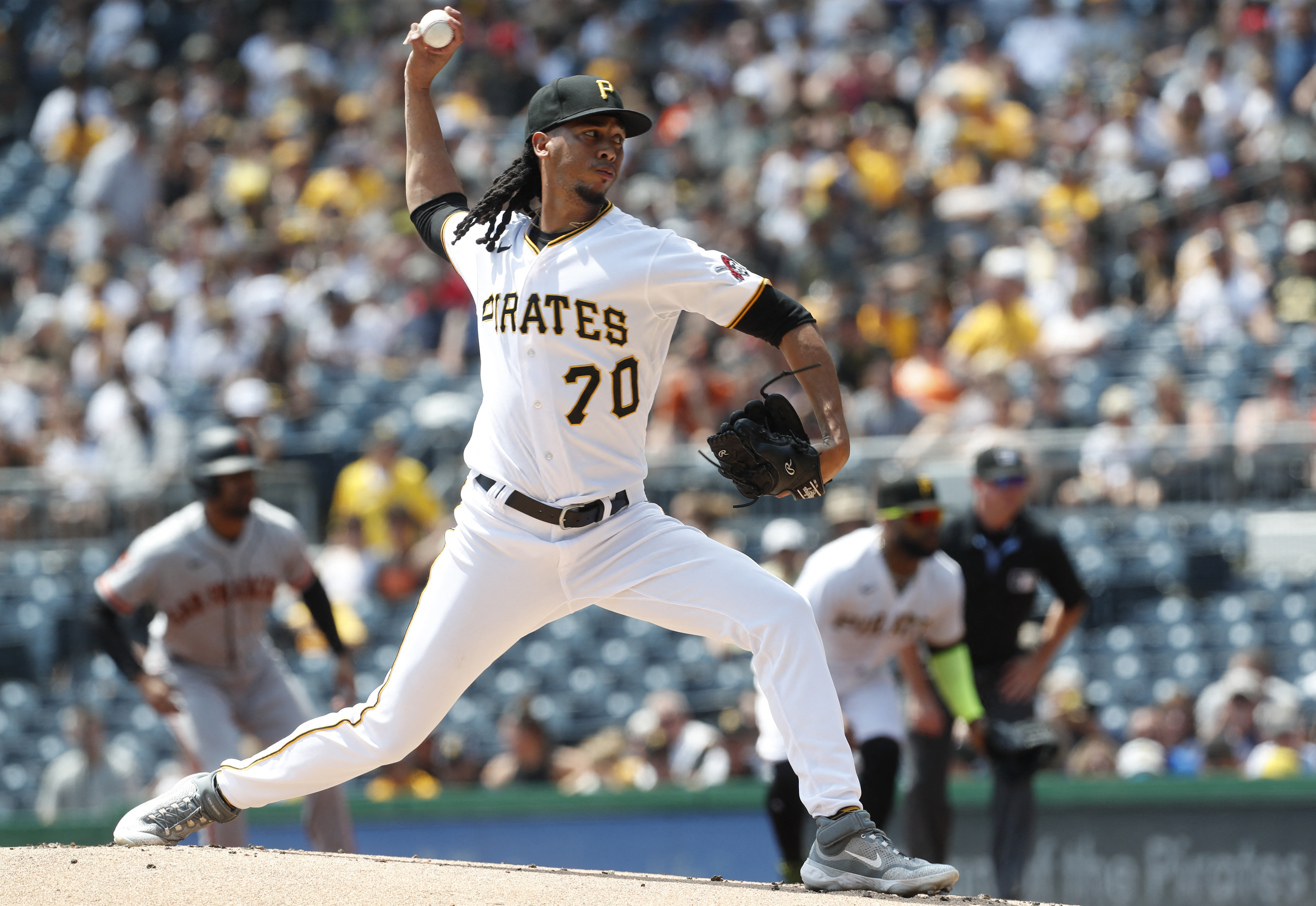 SF Giants sweep Pirates with five-run 10th inning in 8-4 win