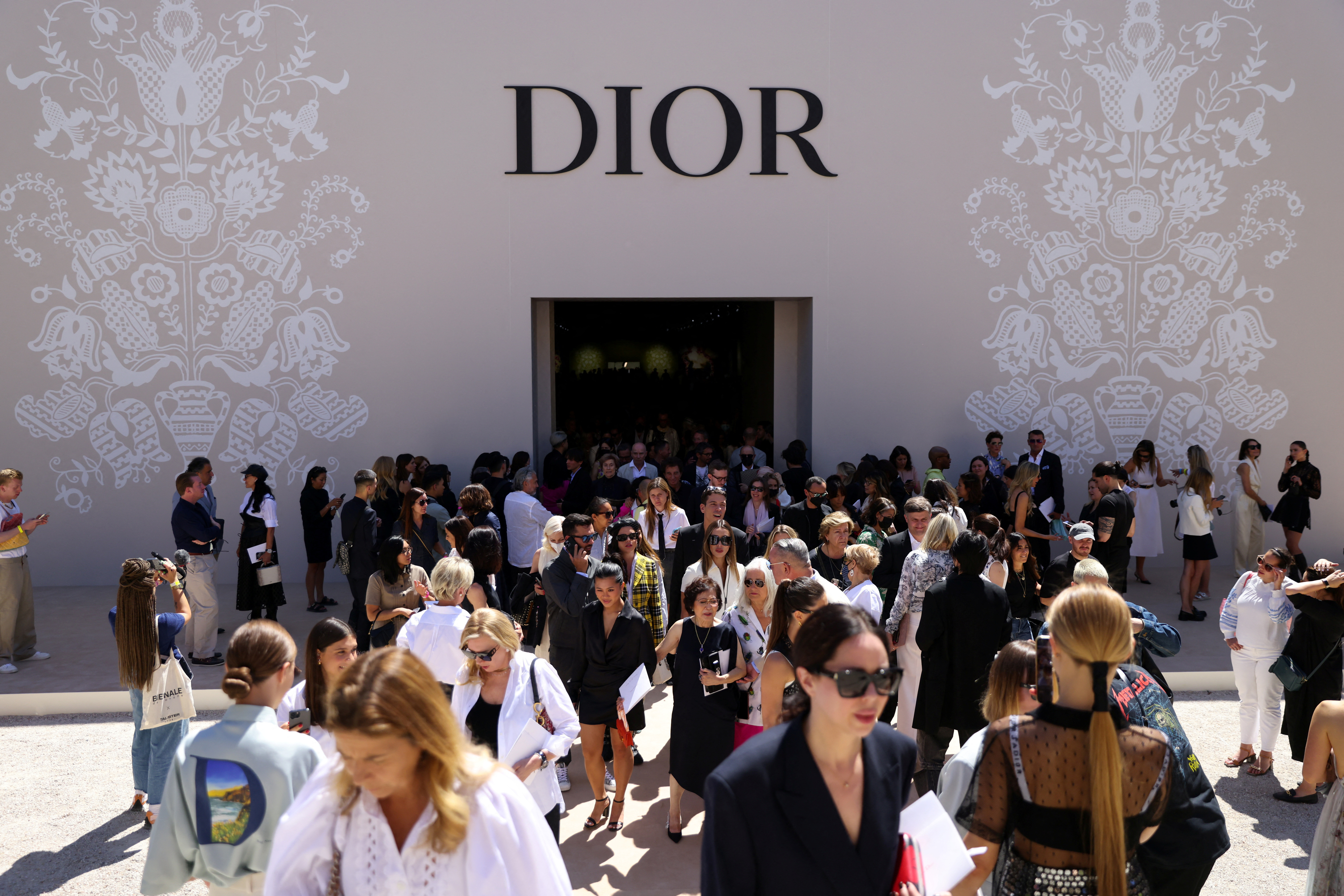 afstand afgunst bang Dior takes a folksy turn at haute couture fashion week in Paris | Reuters