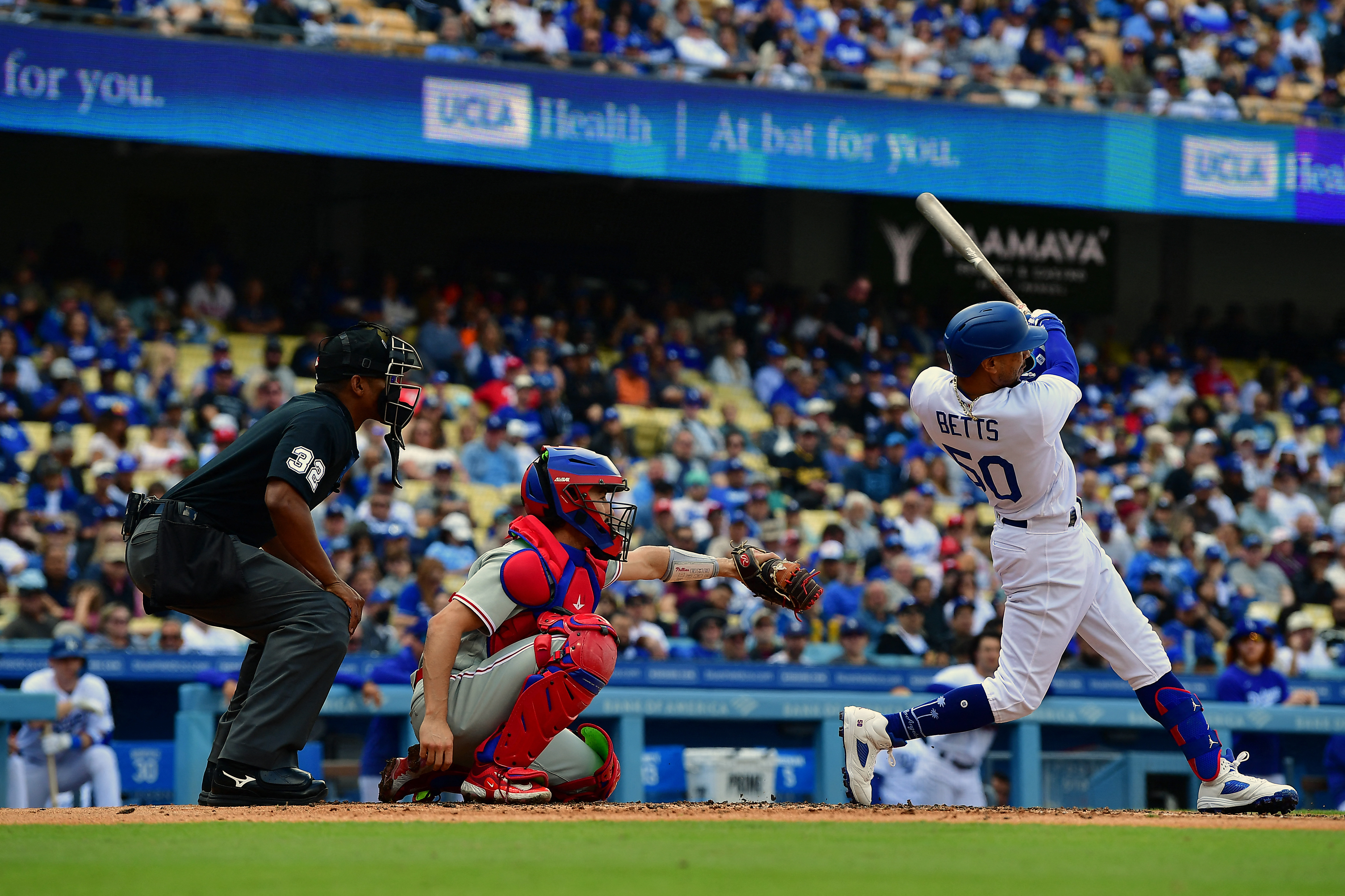 Dodgers stun Phillies on Max Muncy's walk-off grand slam