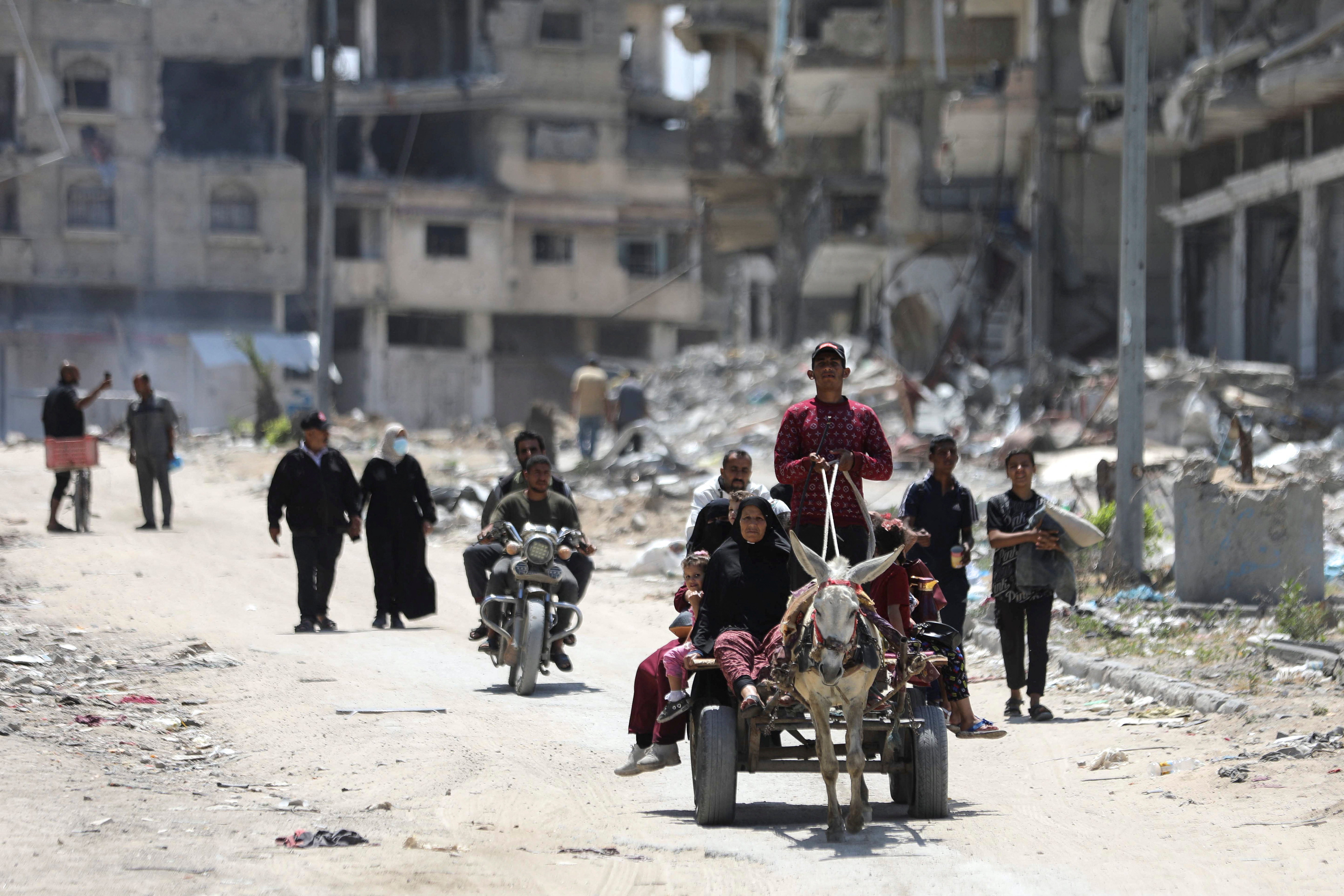 Palestinians flee Jabalia after the Israeli military called on residents to evacuate, in the northern Gaza Strip