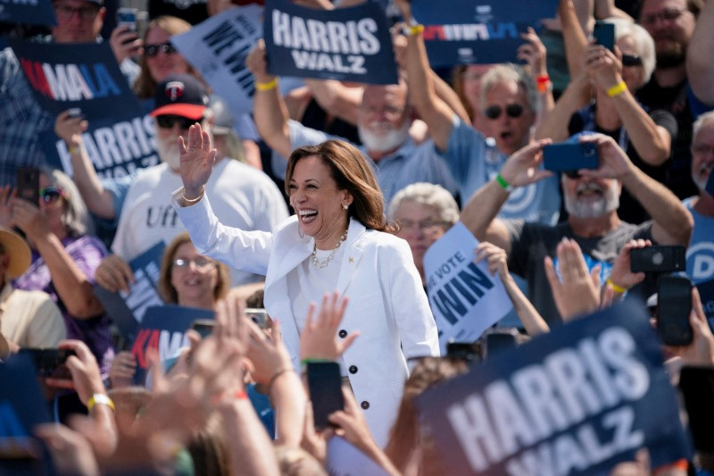 Harris and Walz campaign in Wisconsin