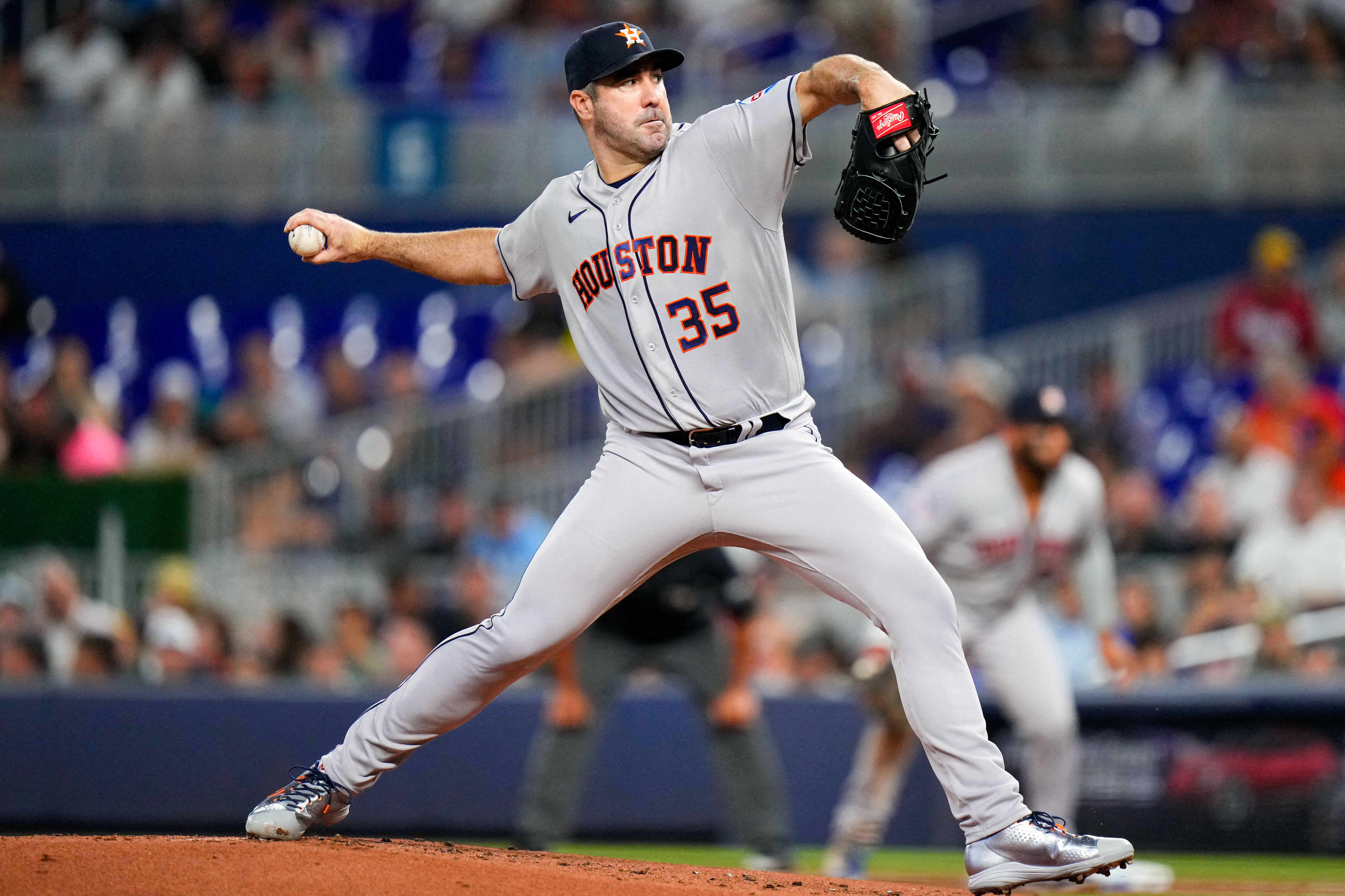 Astros flex power in victory vs. Marlins