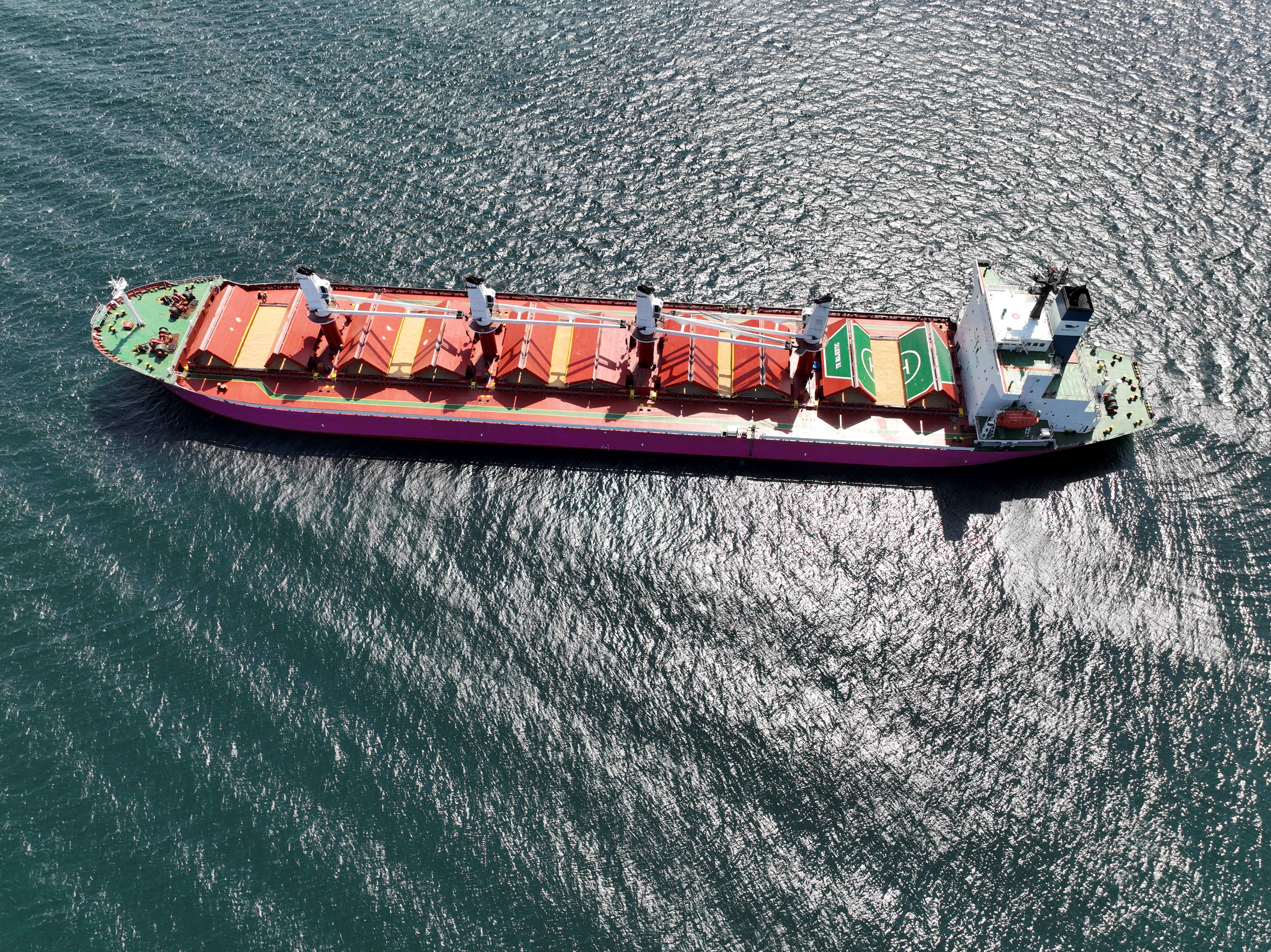 TK Majestic, transportando grãos sob a Iniciativa de Grãos do Mar Negro da ONU, espera no ancoradouro sul de Istambul