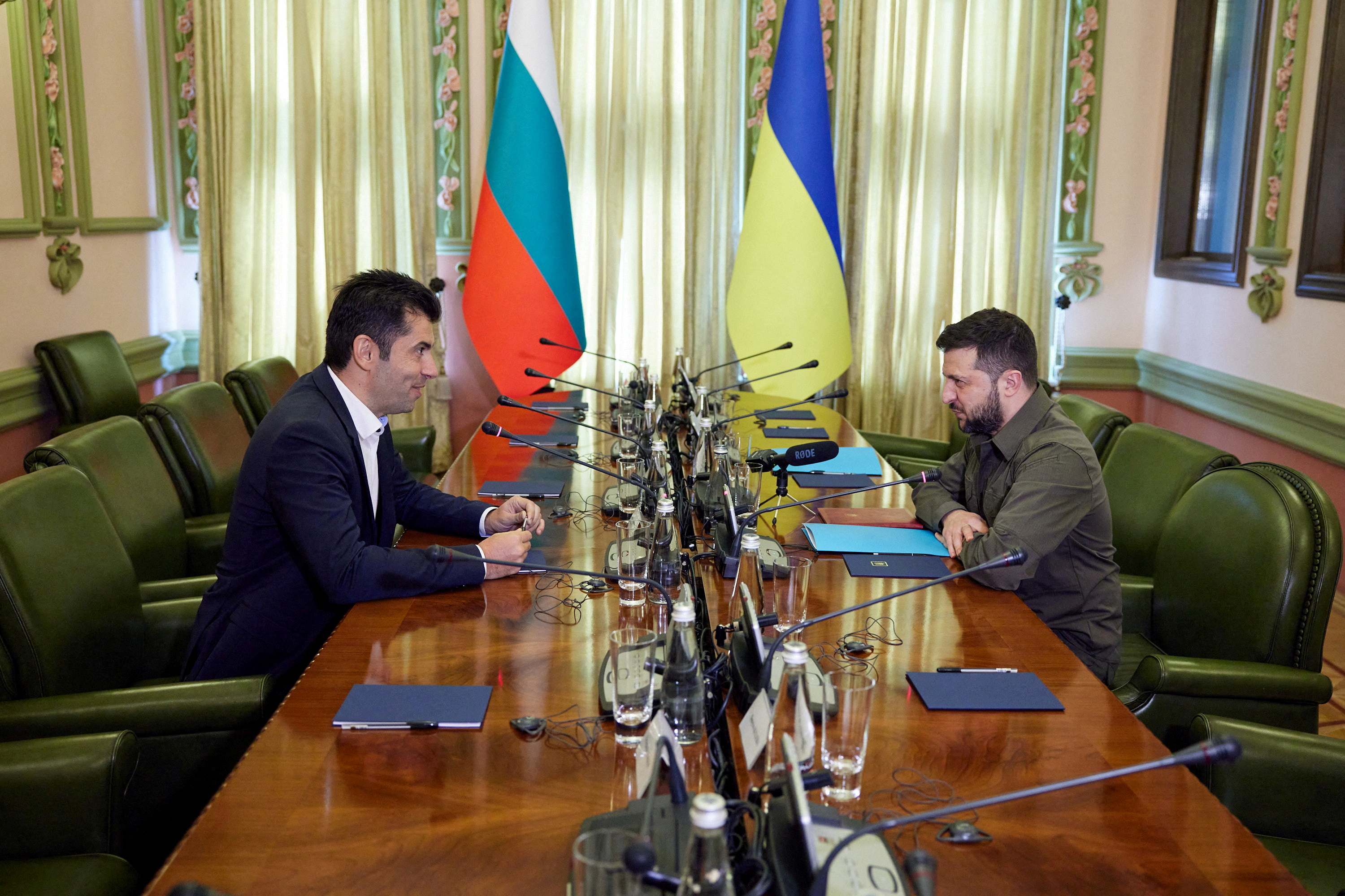 Ukrainian President Volodymyr Zelenskiy (R) and Bulgarian Prime Minister Kiril Petkov hold talks in Kyiv