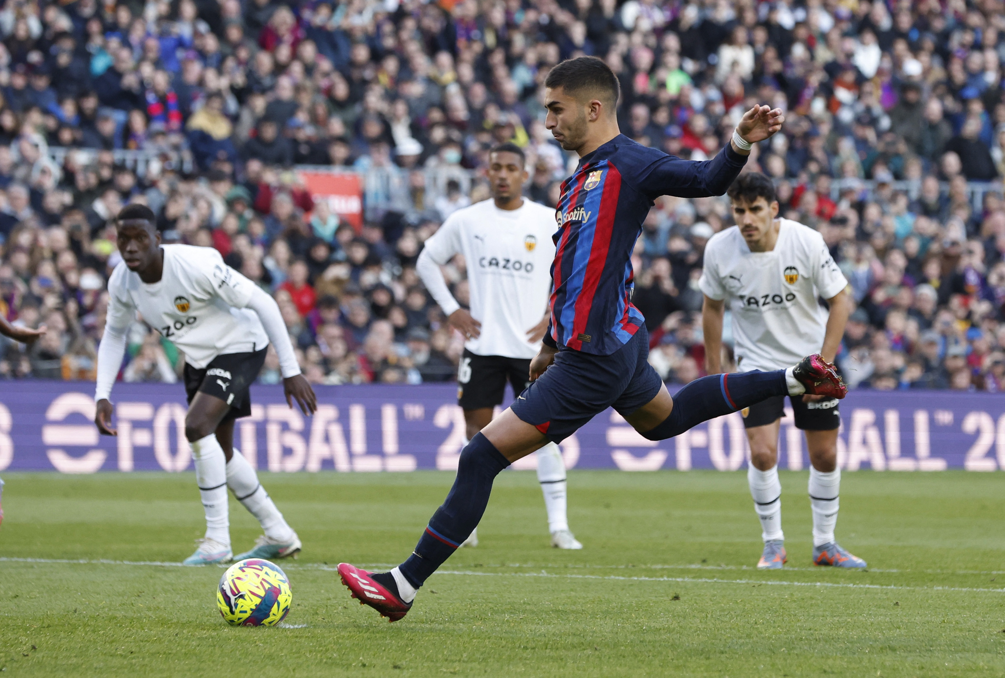 Raphinha Header Gives 10-man Barcelona Narrow Win Over Valencia | Reuters