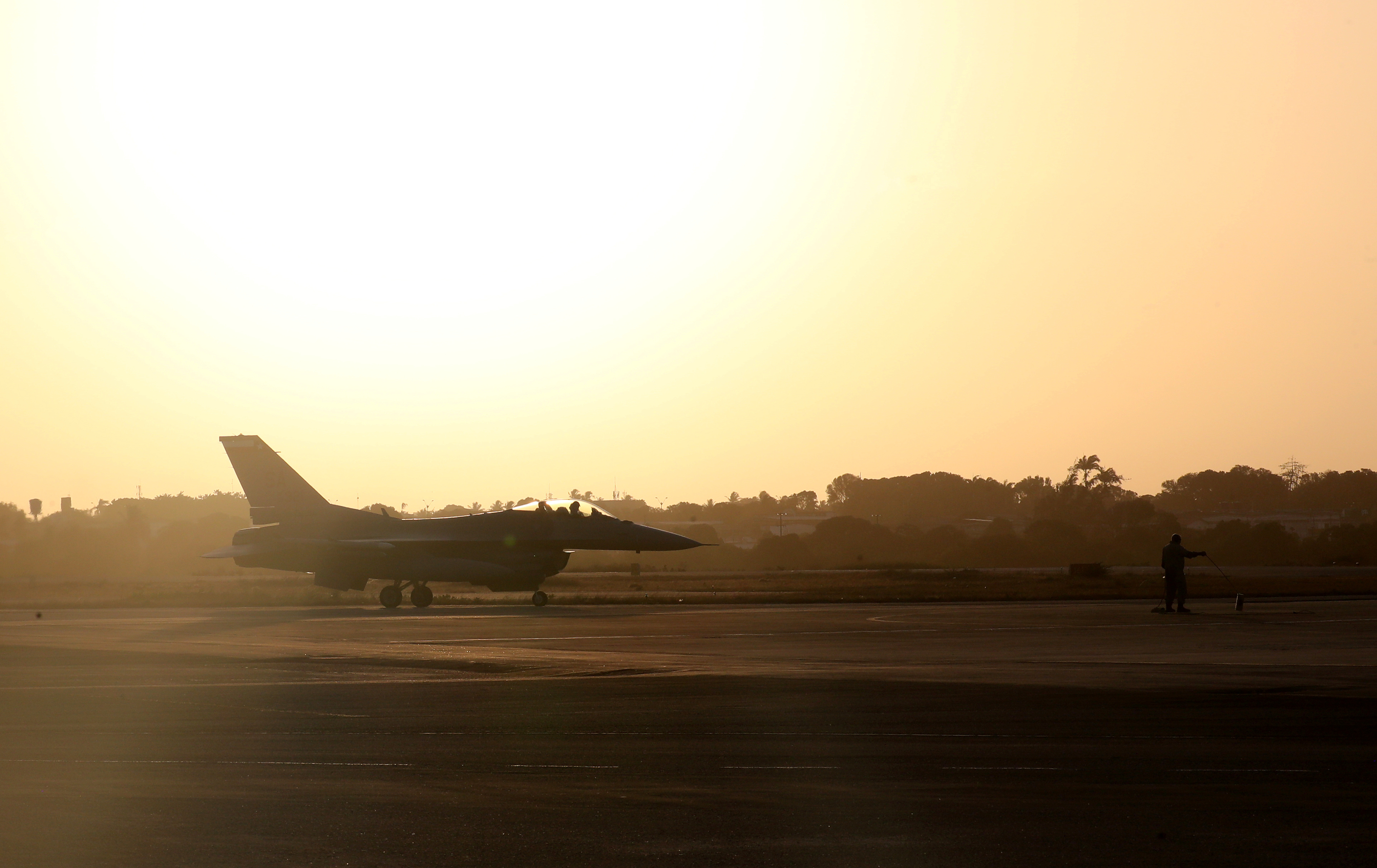 Un avión de combate F-16 de la Fuerza Aérea de EE. UU. aterriza en una base aérea durante CRUZEX en Natal