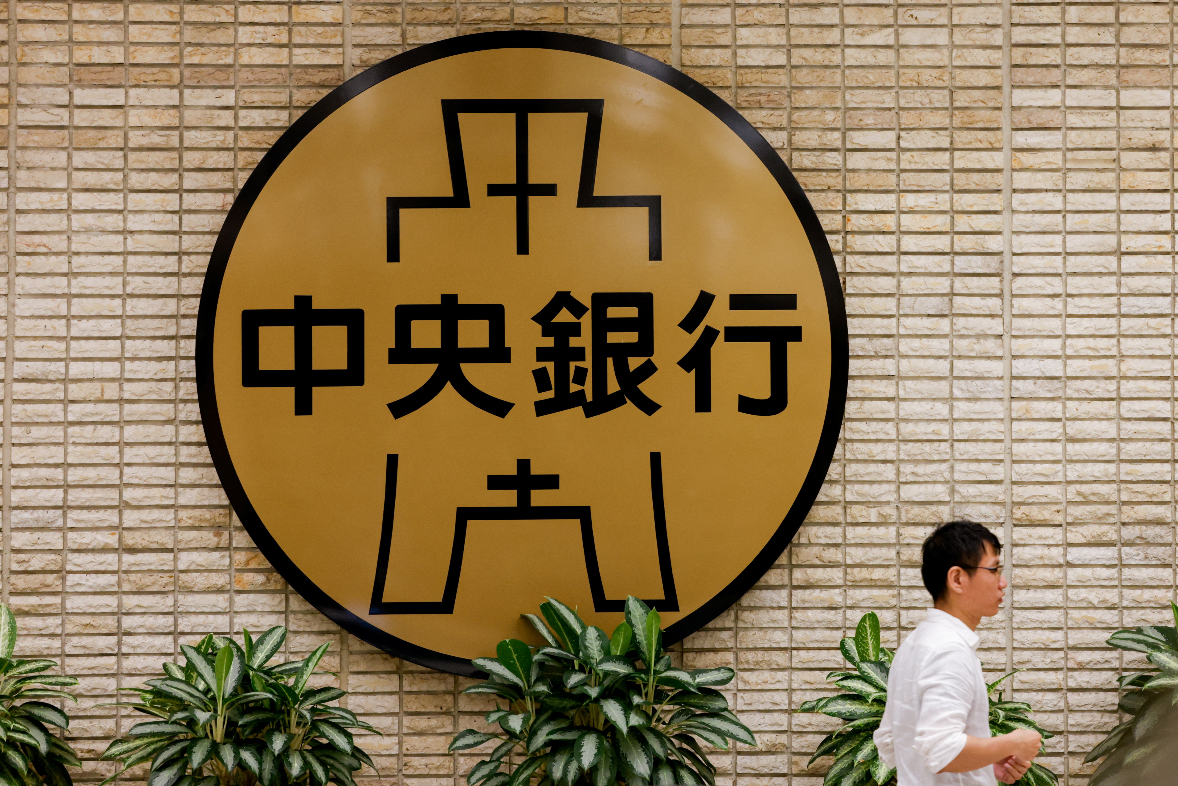 南非汇市：兰特兑美元涨至两个月高位，因美元下跌和新兴市场资产走强| Reuters