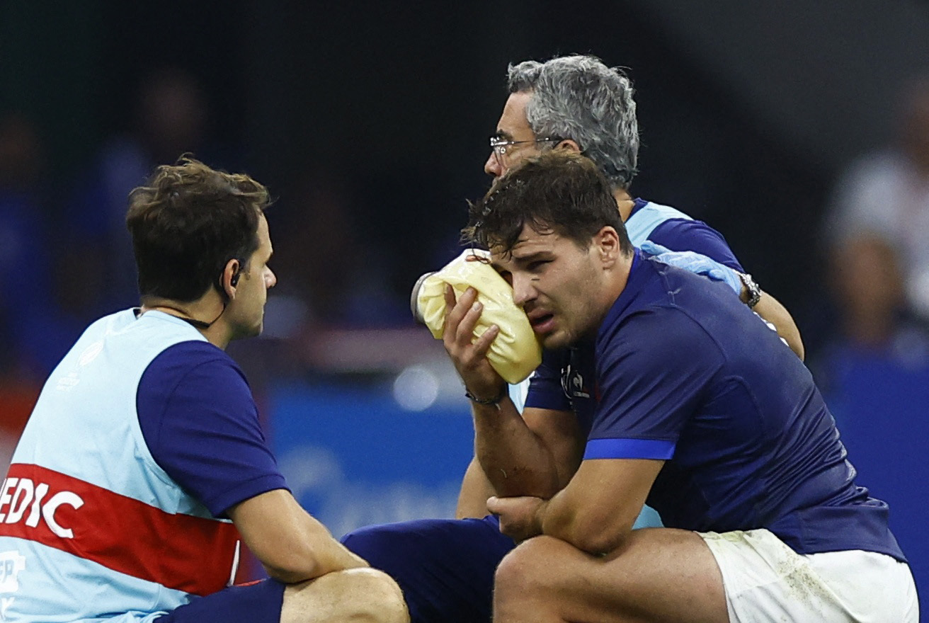 France captain Dupont meeting training goals, to see surgeon on Monday Reuters