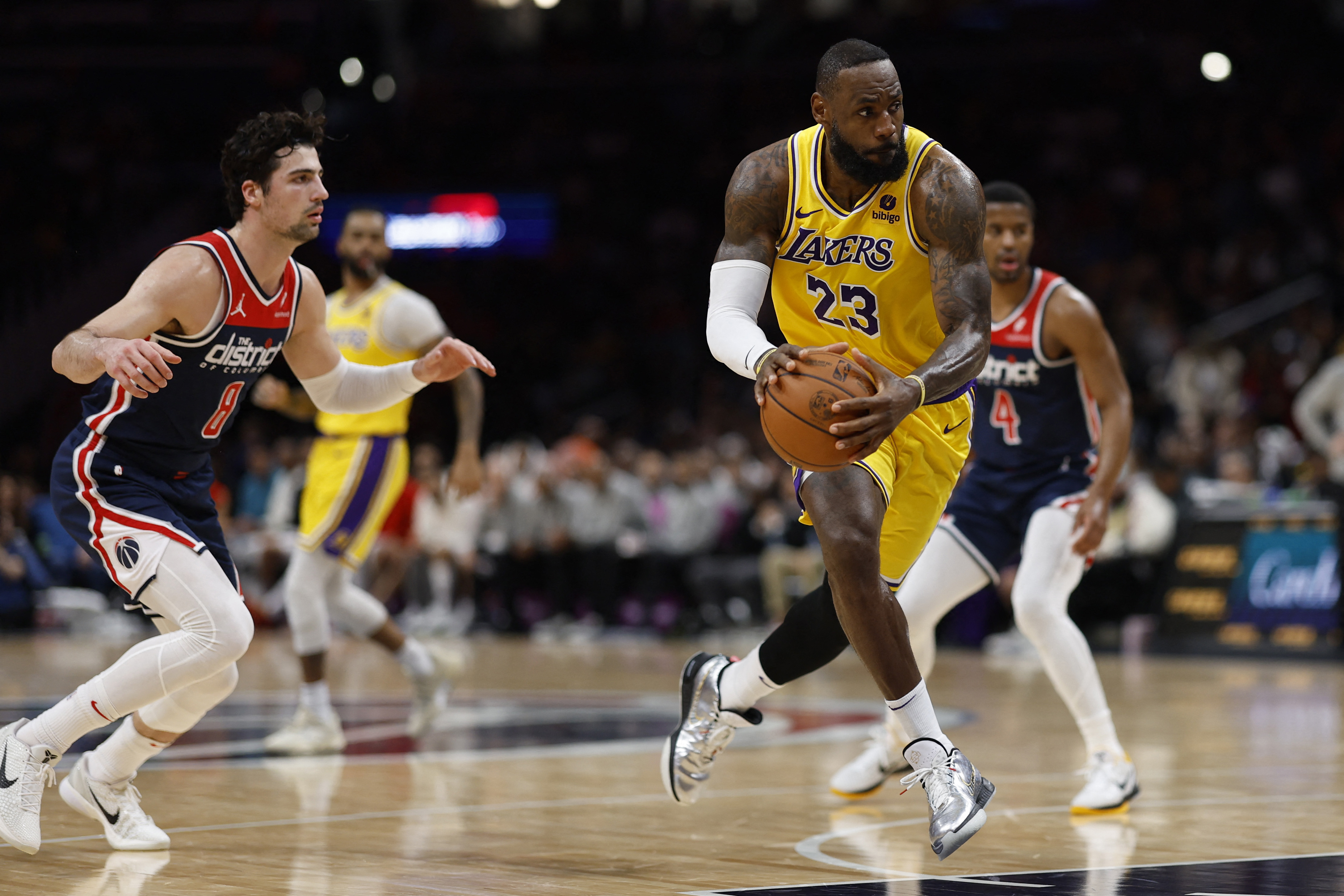 Lakers get 113 points from starters to dispatch Wizards | Reuters