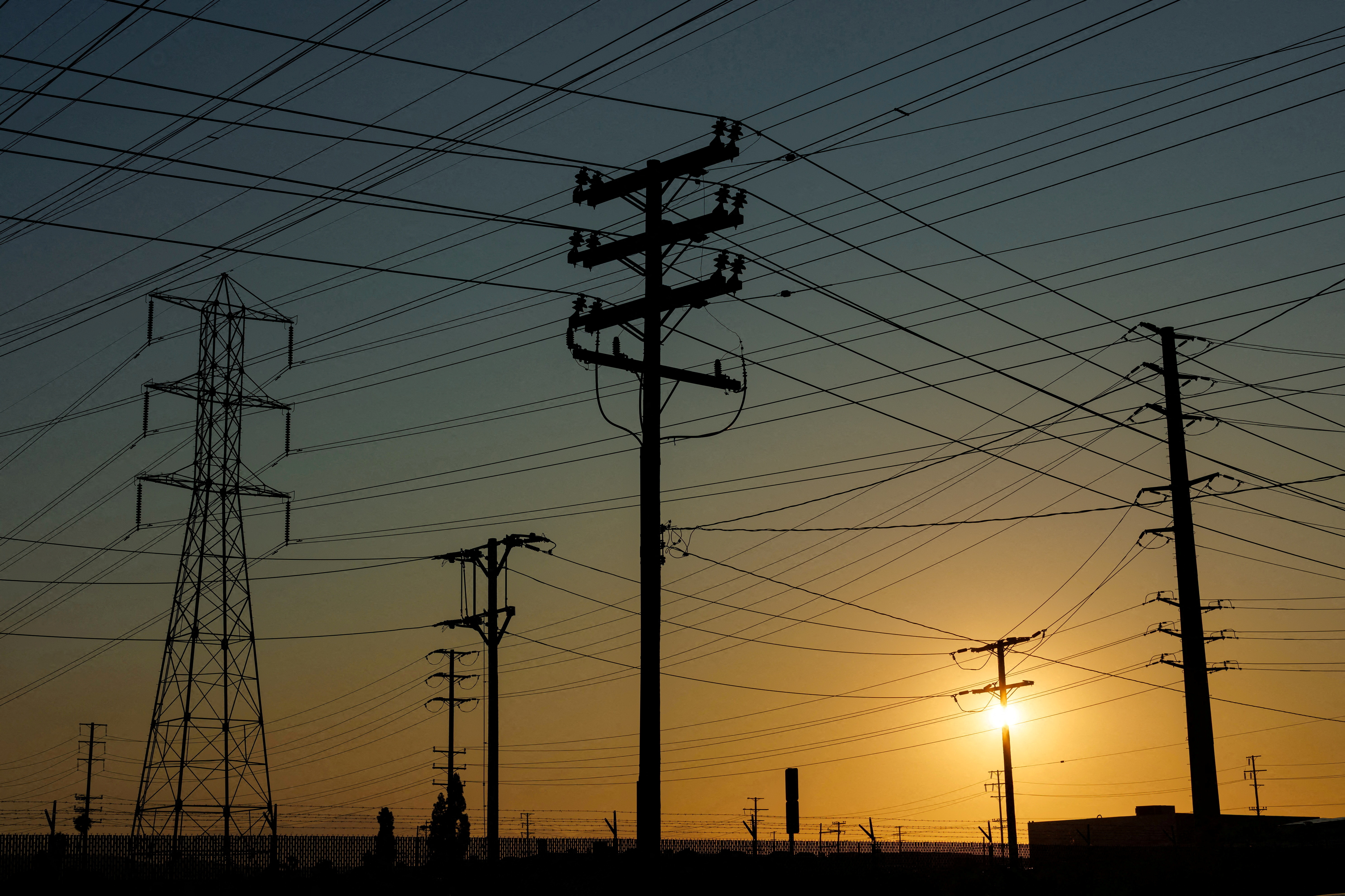 Grafik pelepasan beban data center di grid PJM - Reuters