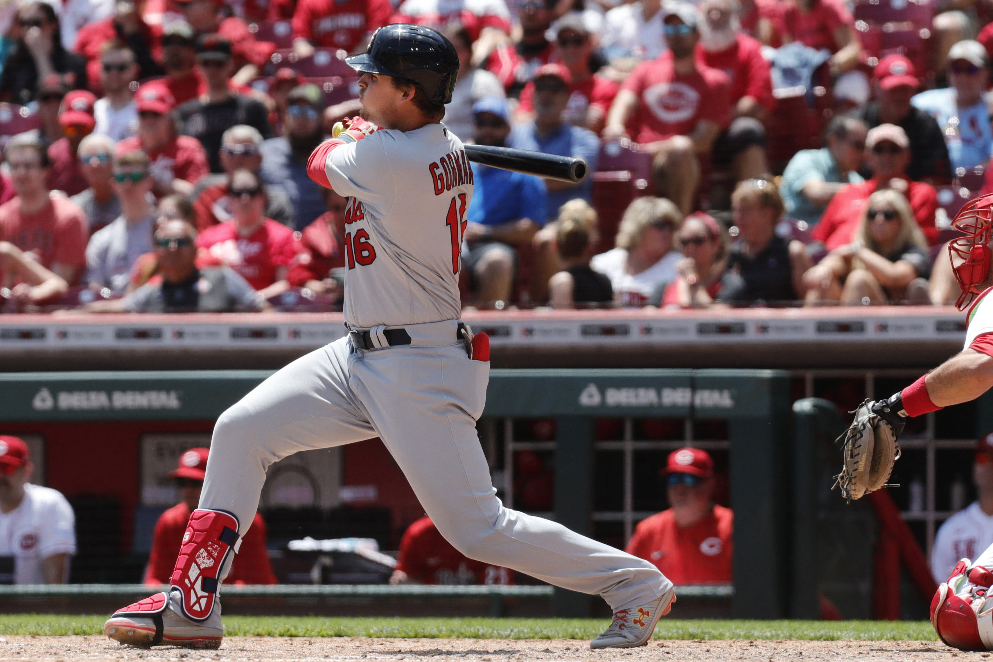 Cardinals squeak by Reds to earn series split