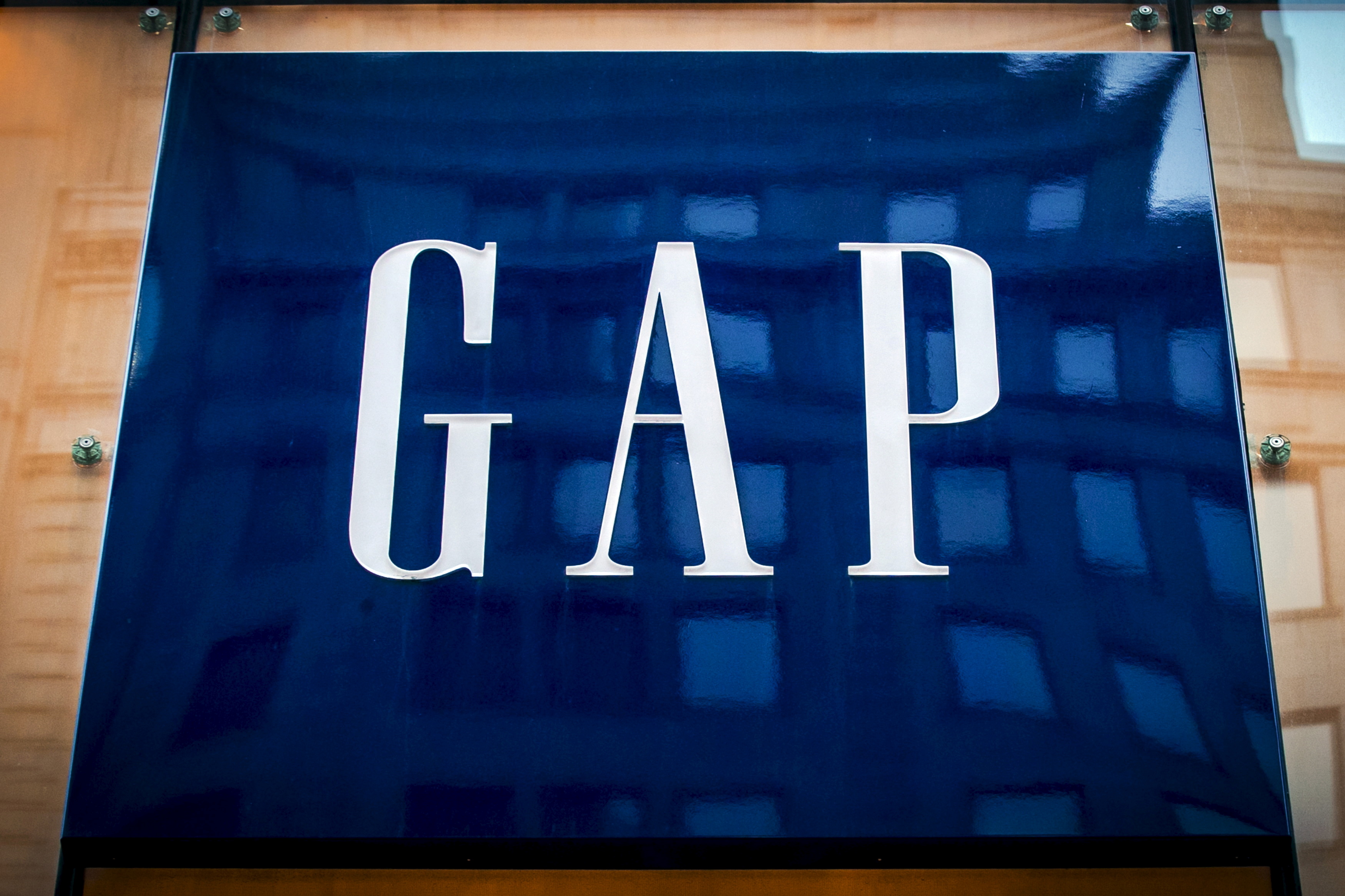 The sign for a Gap store is seen on 5th avenue in midtown Manhattan in New York June 16, 2015.  REUTERS/Brendan McDermid/File Photo