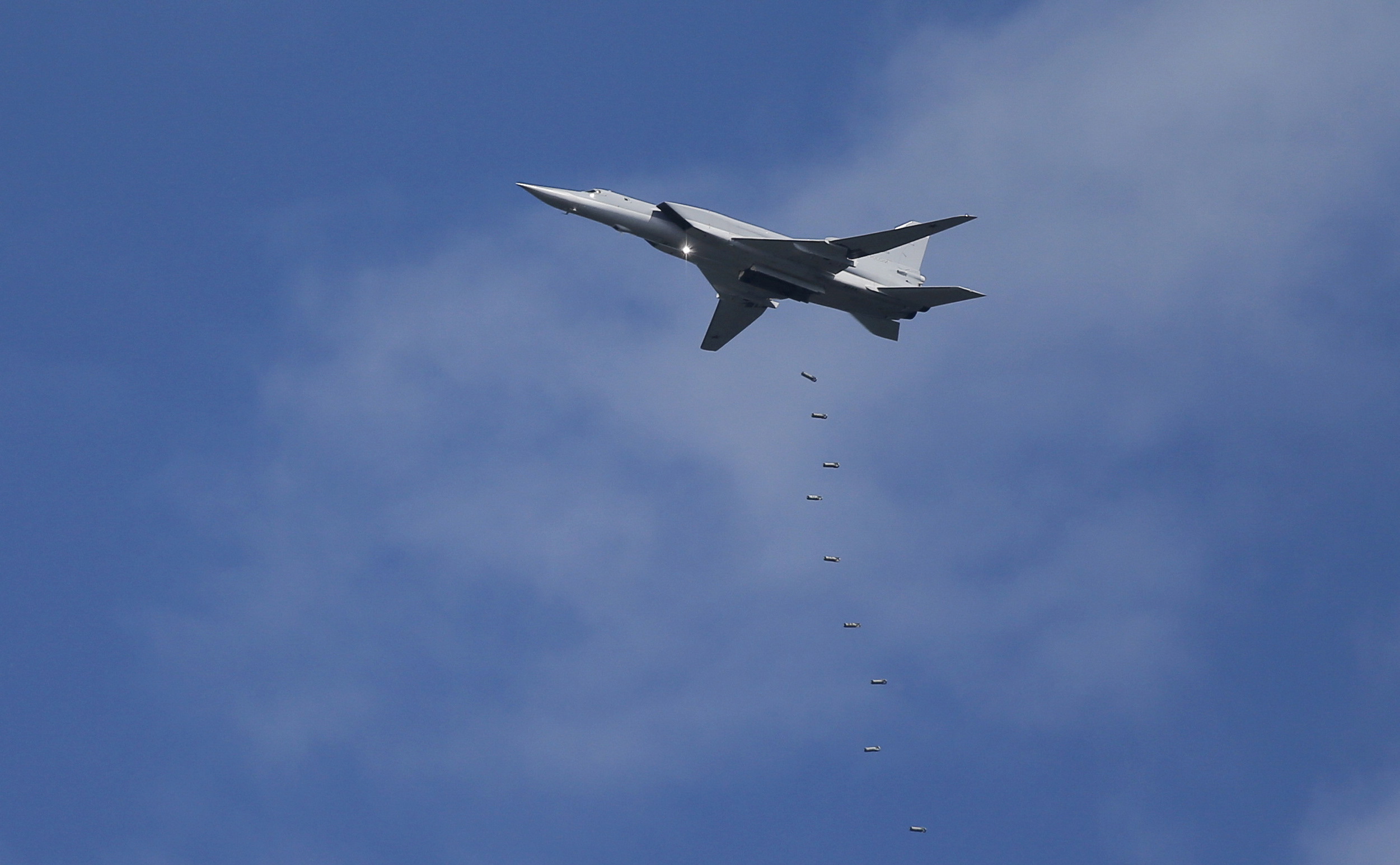 Reino Unido dice que bombardero supersónico ruso probablemente fue destruido en ataque con drones