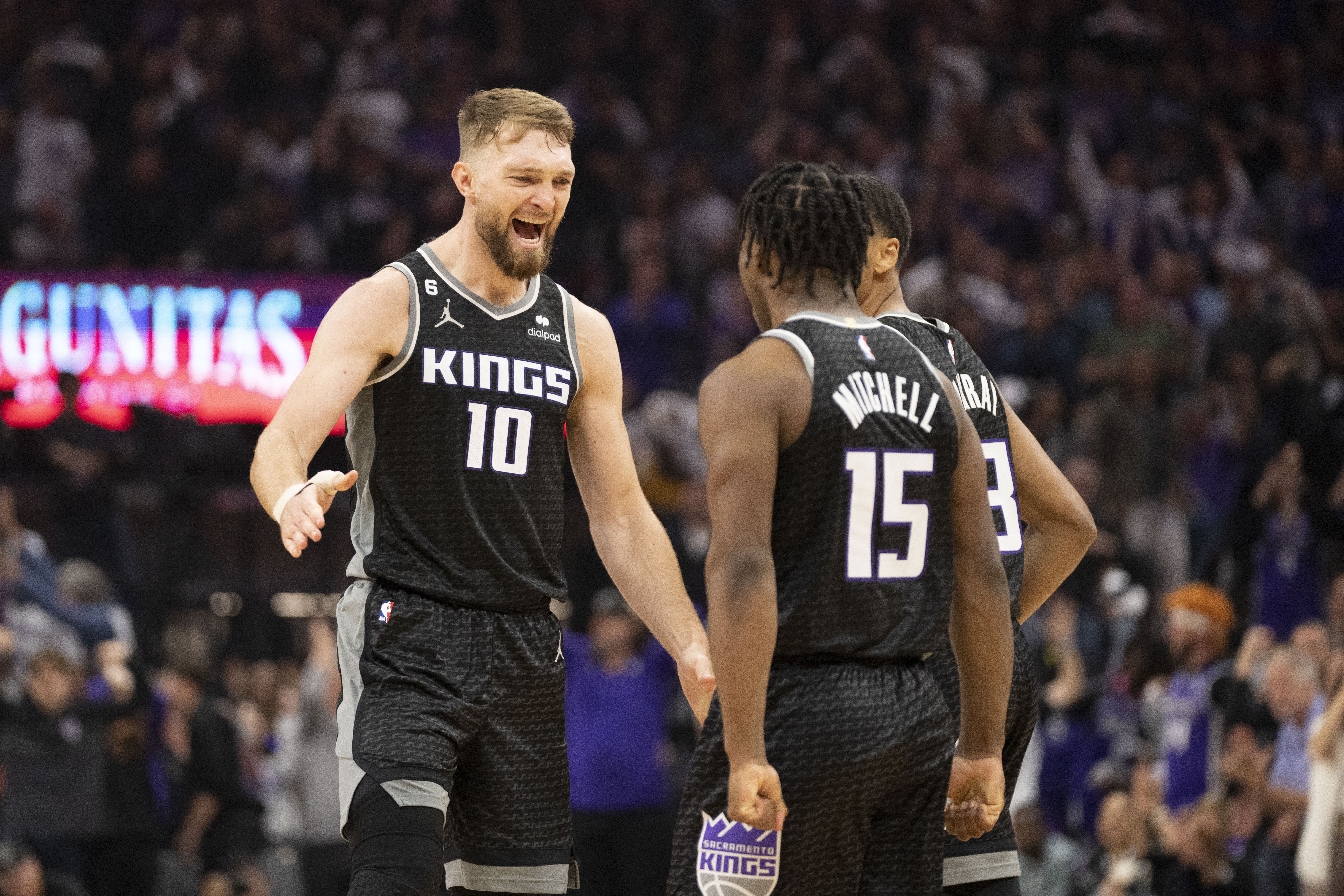 NBA - De'Aaron Fox and the Sacramento Kings claim the win