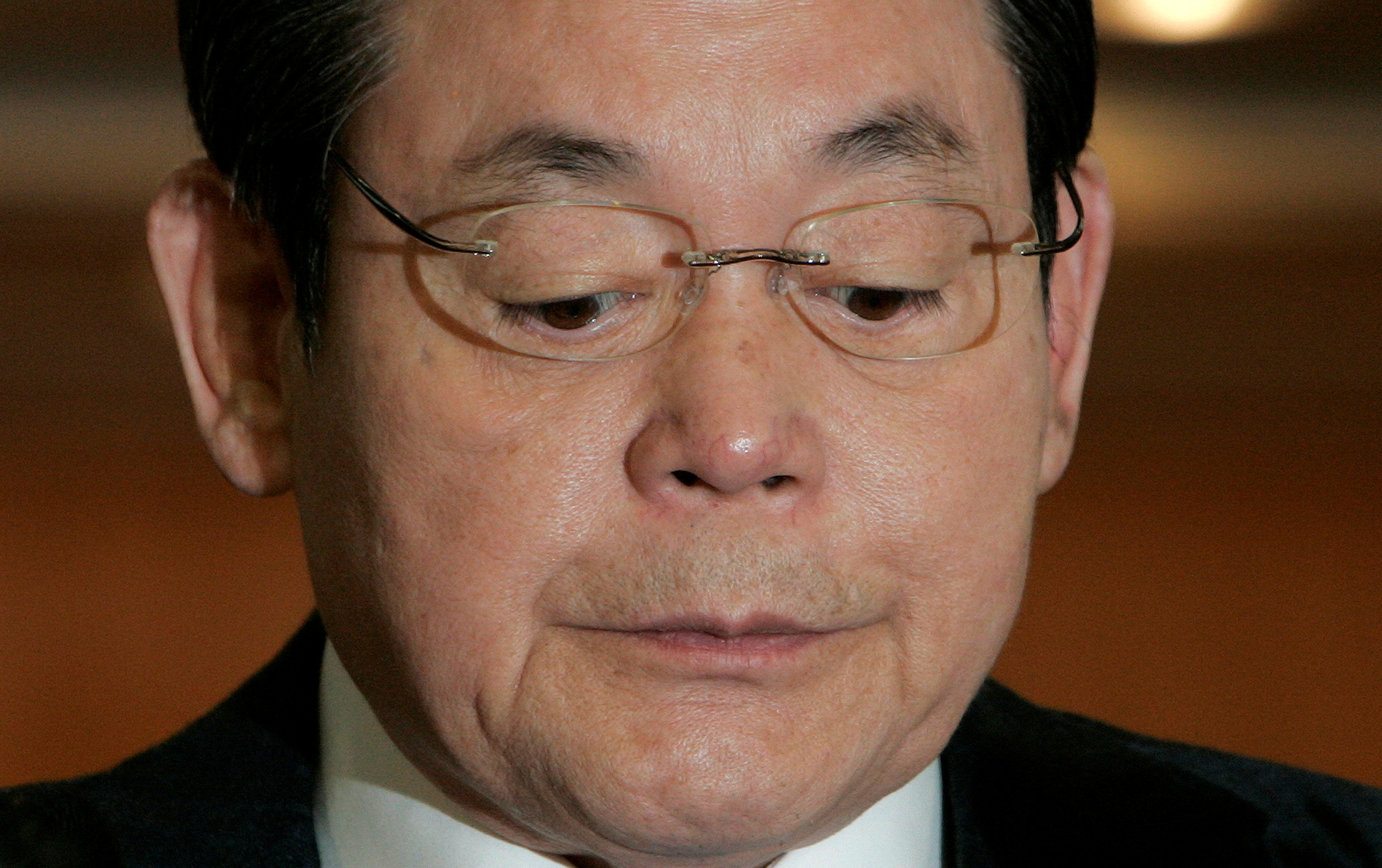 Samsung Group Chairman Lee Kun-hee reacts during a news conference regarding his resignation at the company's headquarters in Seoul April 22, 2008.REUTERS/Jo Yong-Hak