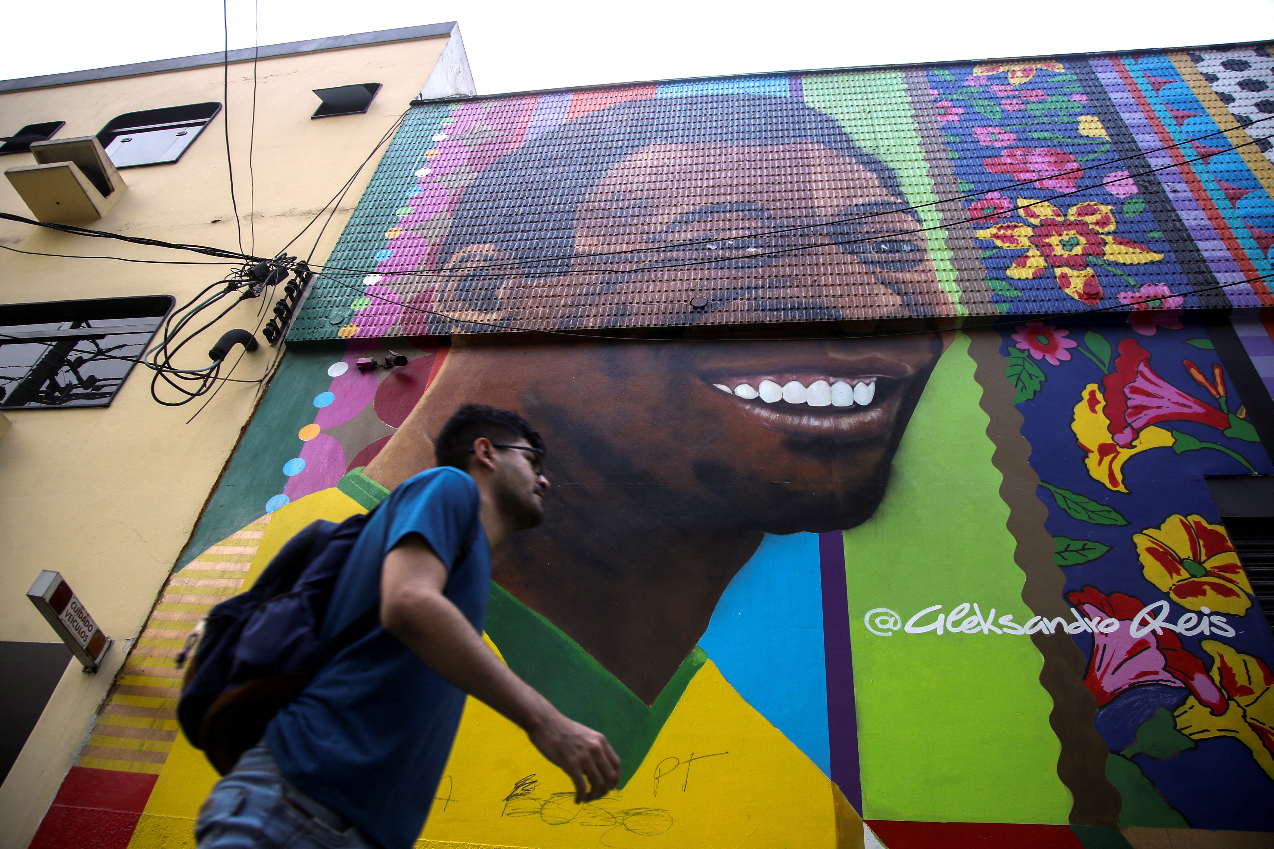 Long-time barber mourns death of soccer hero Pele