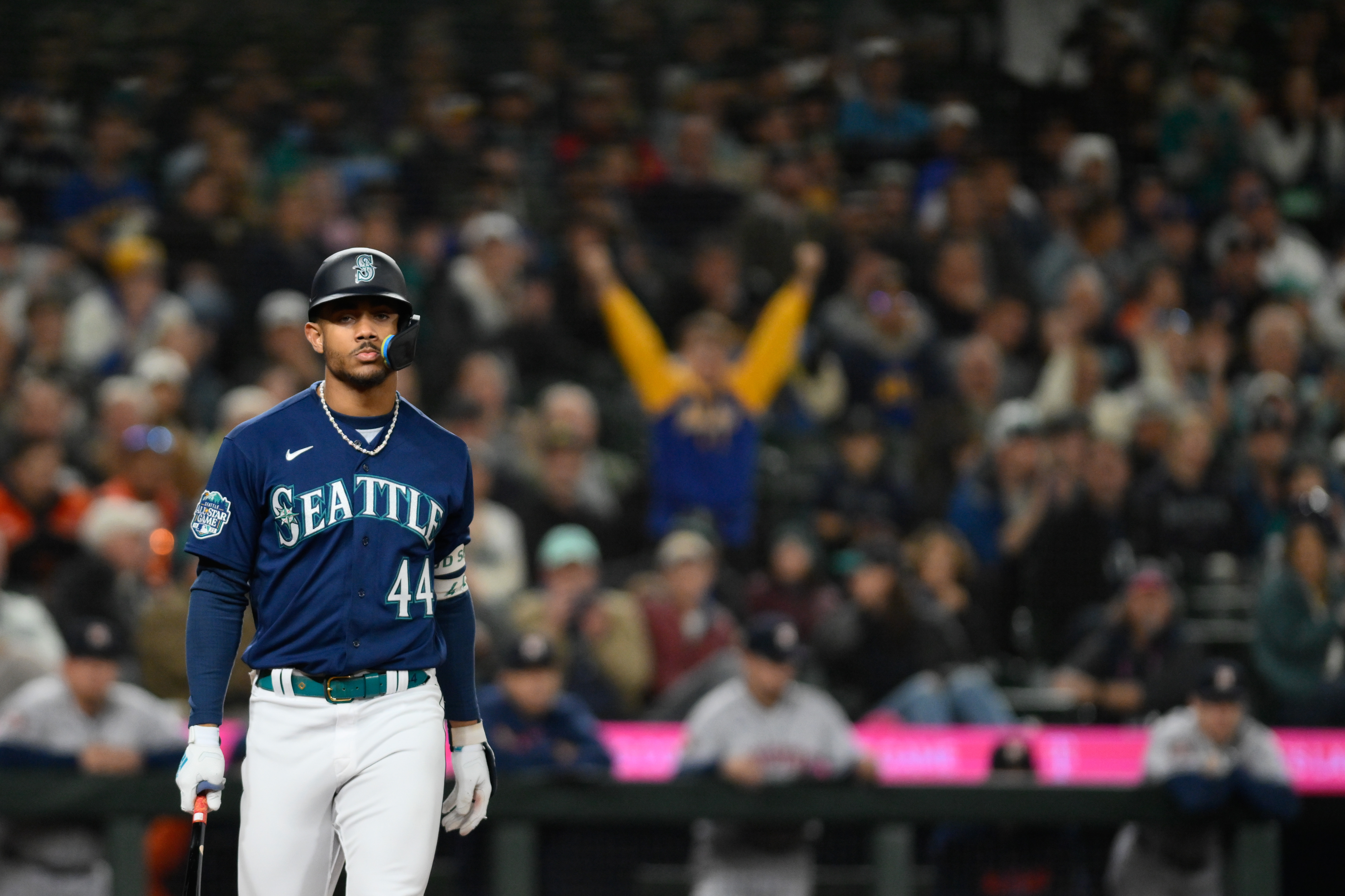 Mariners stay in race with win over Astros