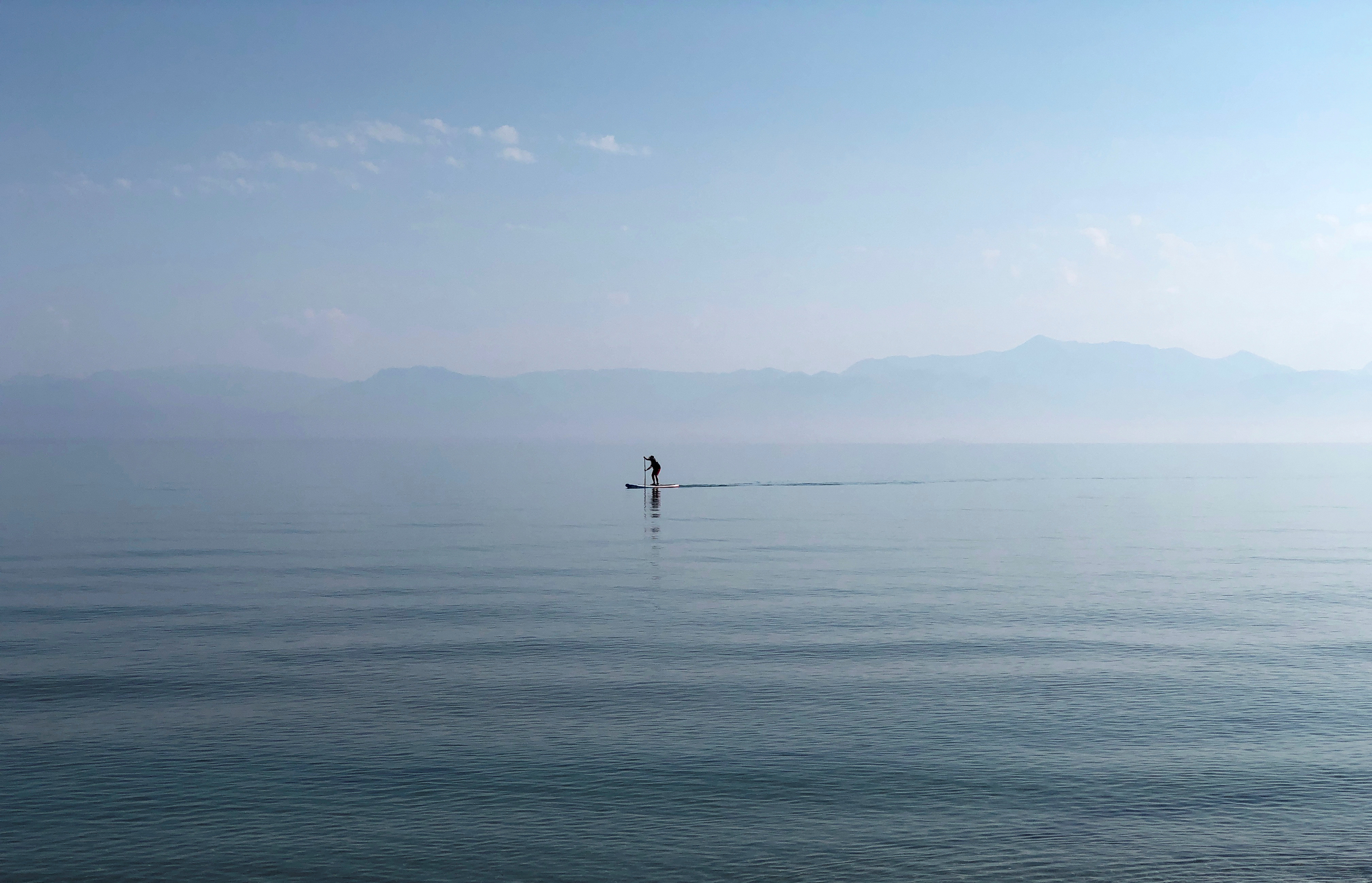 Ένας άντρας κάνει κουπί στο Ιόνιο κοντά στο νησί της Κέρκυρας