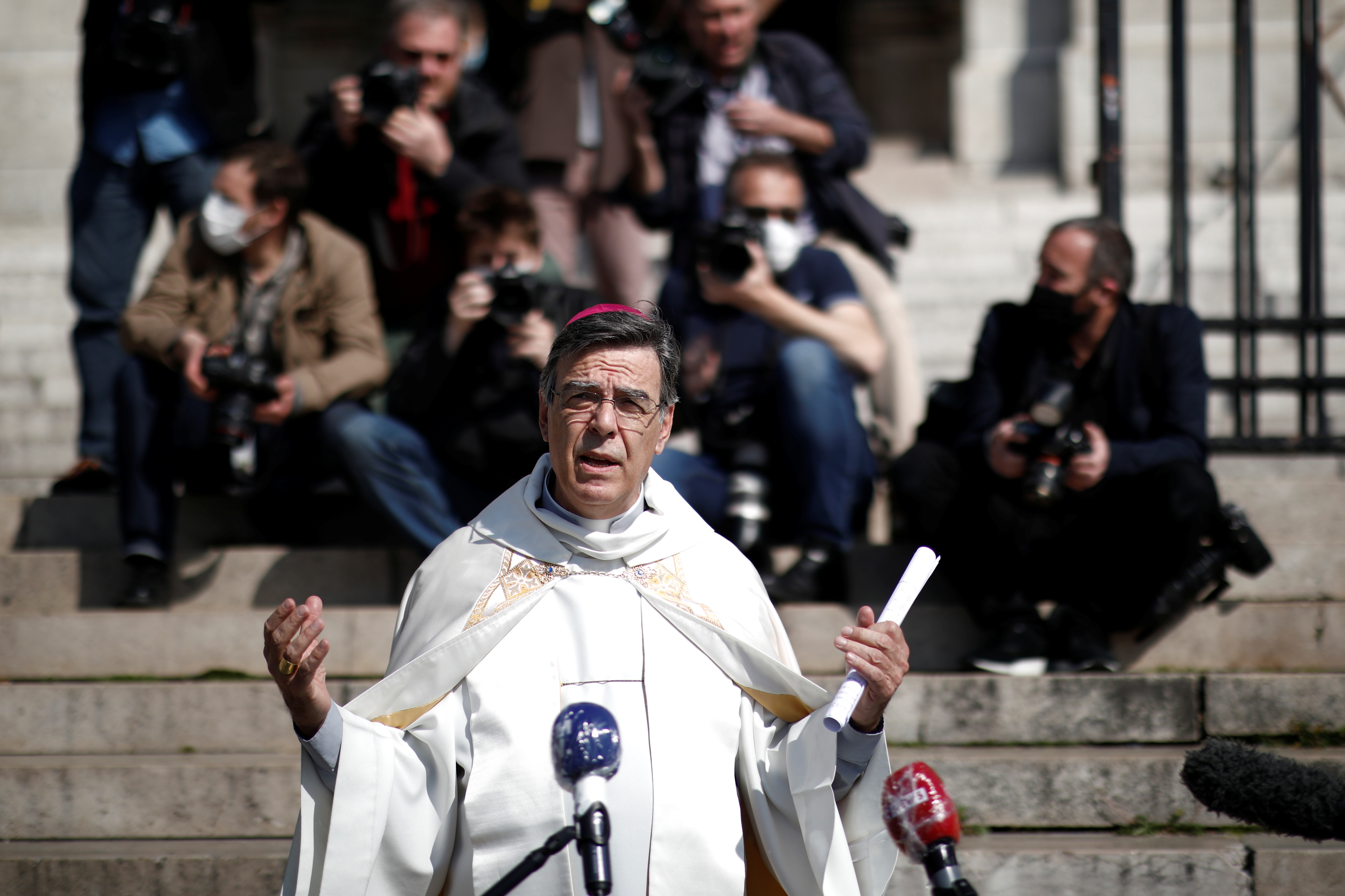 Paris' archbishop blesses the capital as part of Easter ceremonies