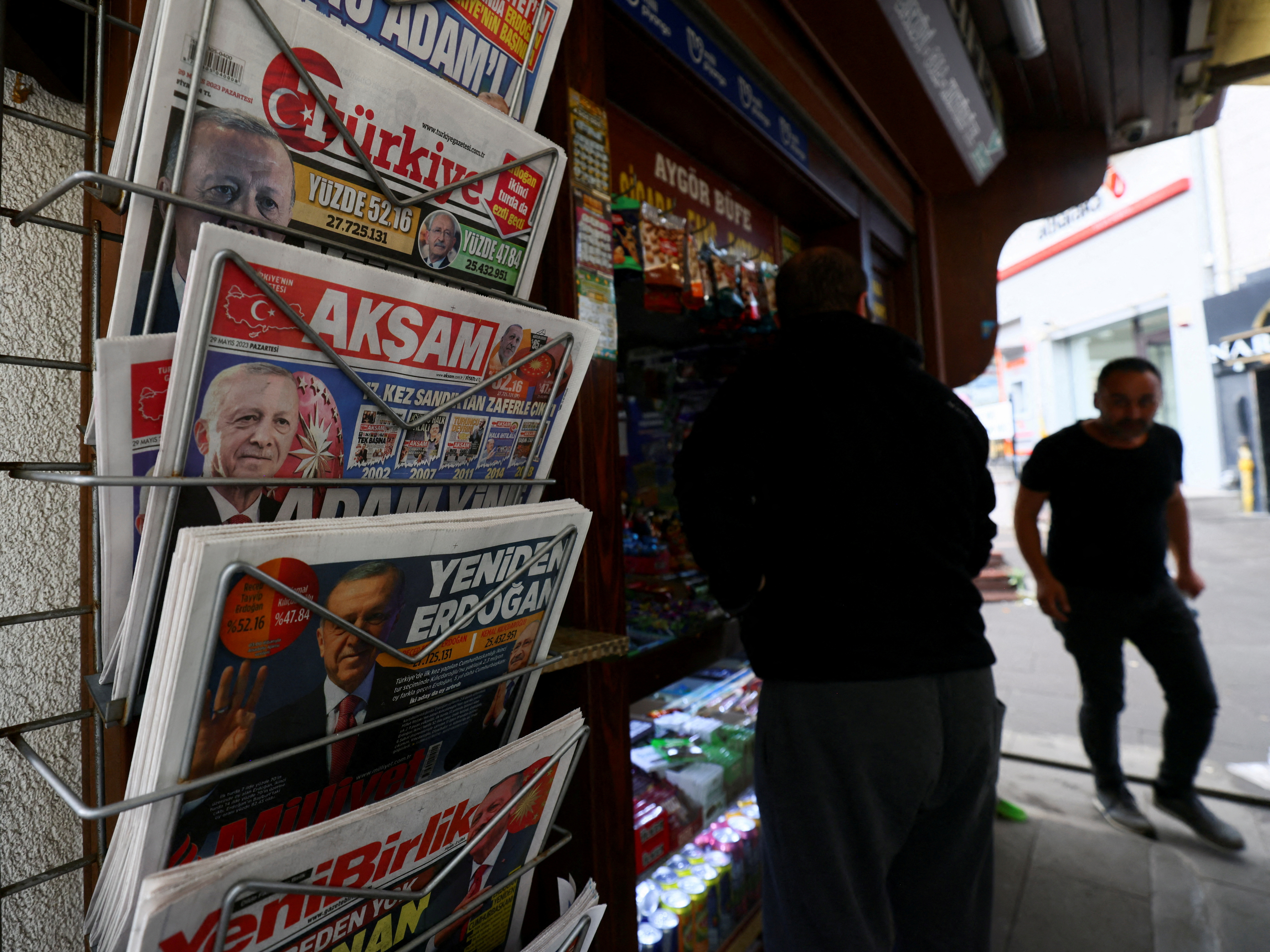 Ankara'daki cumhurbaşkanlığı seçiminin ikinci tur sonuçlarının ardından bir mağazanın büfesindeki gazetelerin görünümü