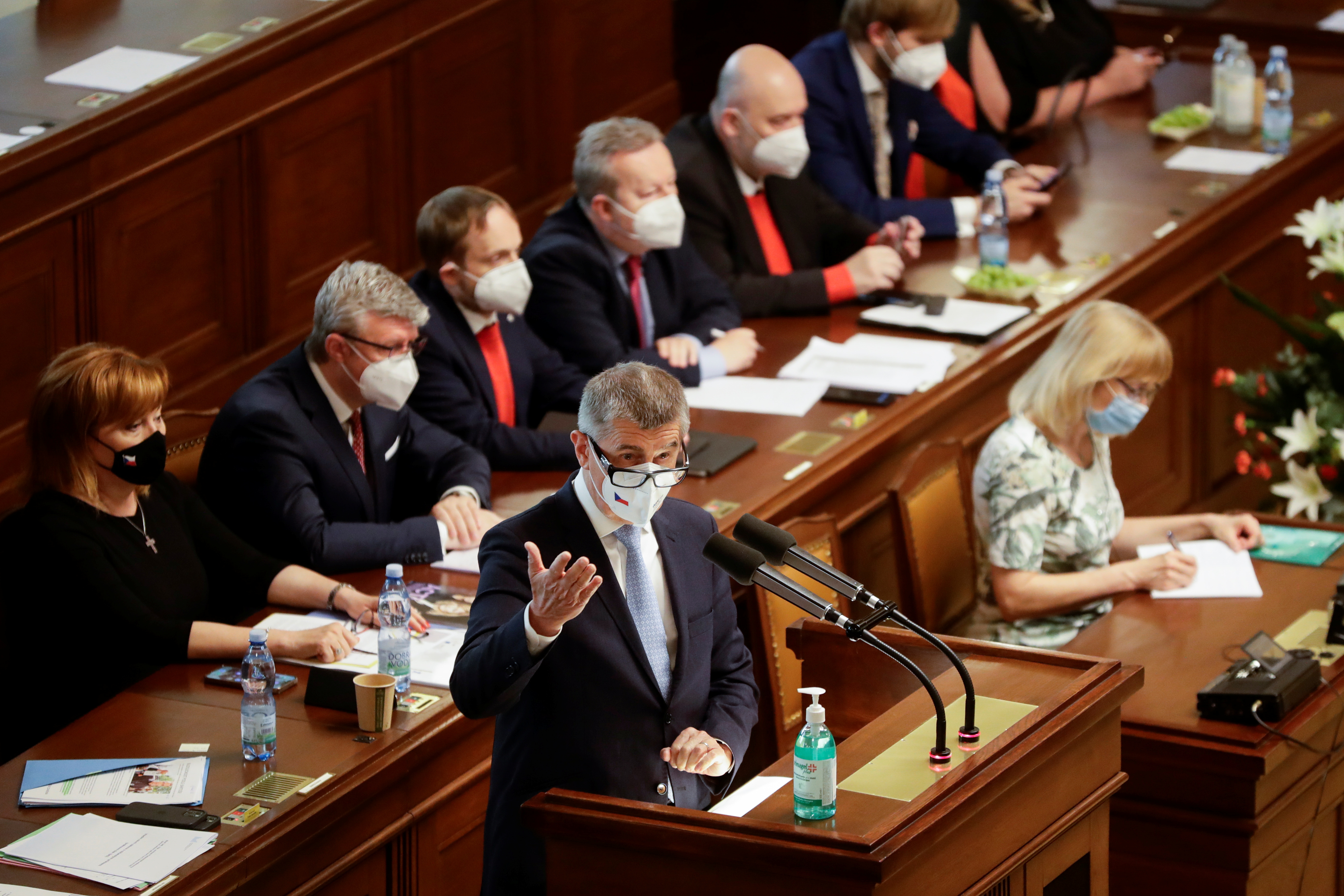 Czech parliament hold no-confidence vote